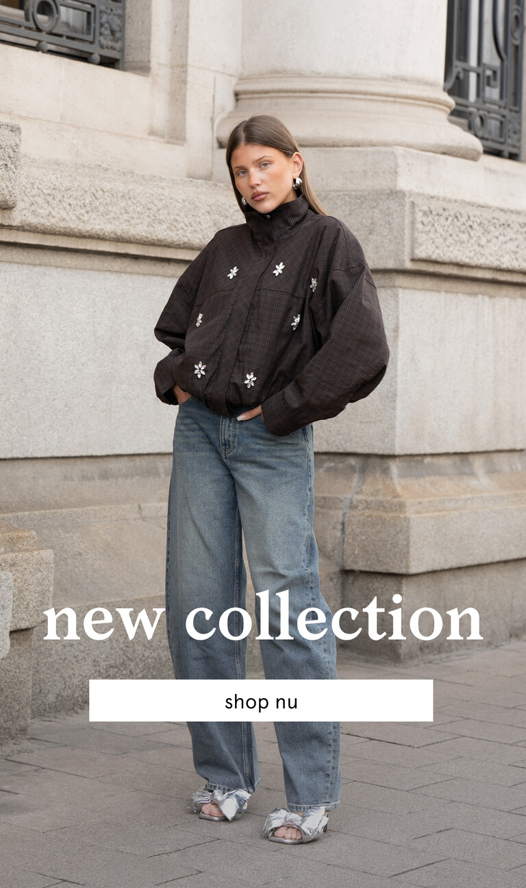 Nieuwe damescollectie van Shoeby met donkerblauwe baggy fit jeans en donkerbruine geruite bomberblouse