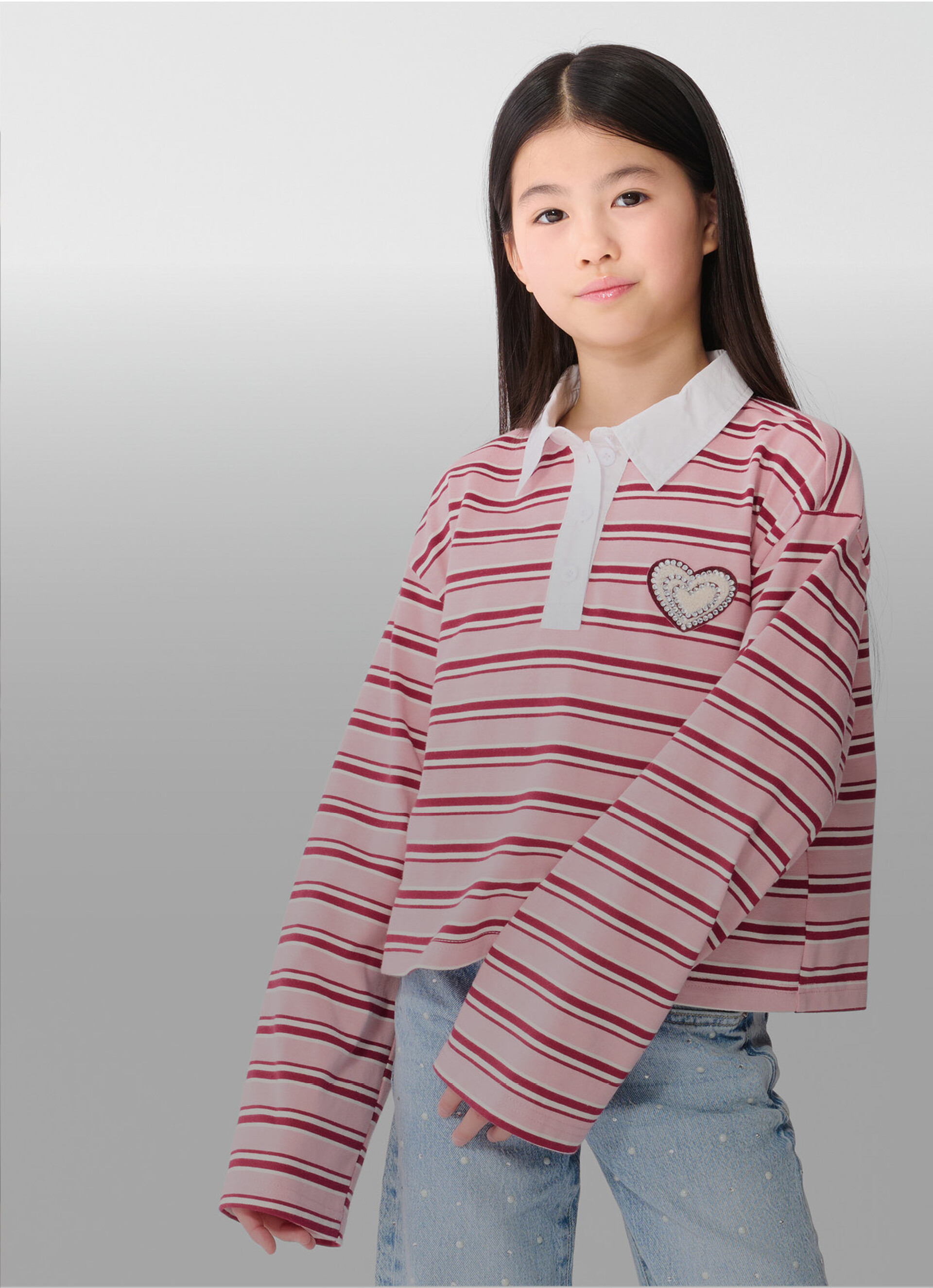 Nieuwe meisjescollectie van Shoeby met roze gestreepte longsleeve met hartdetail en een lichtblauwe jeans