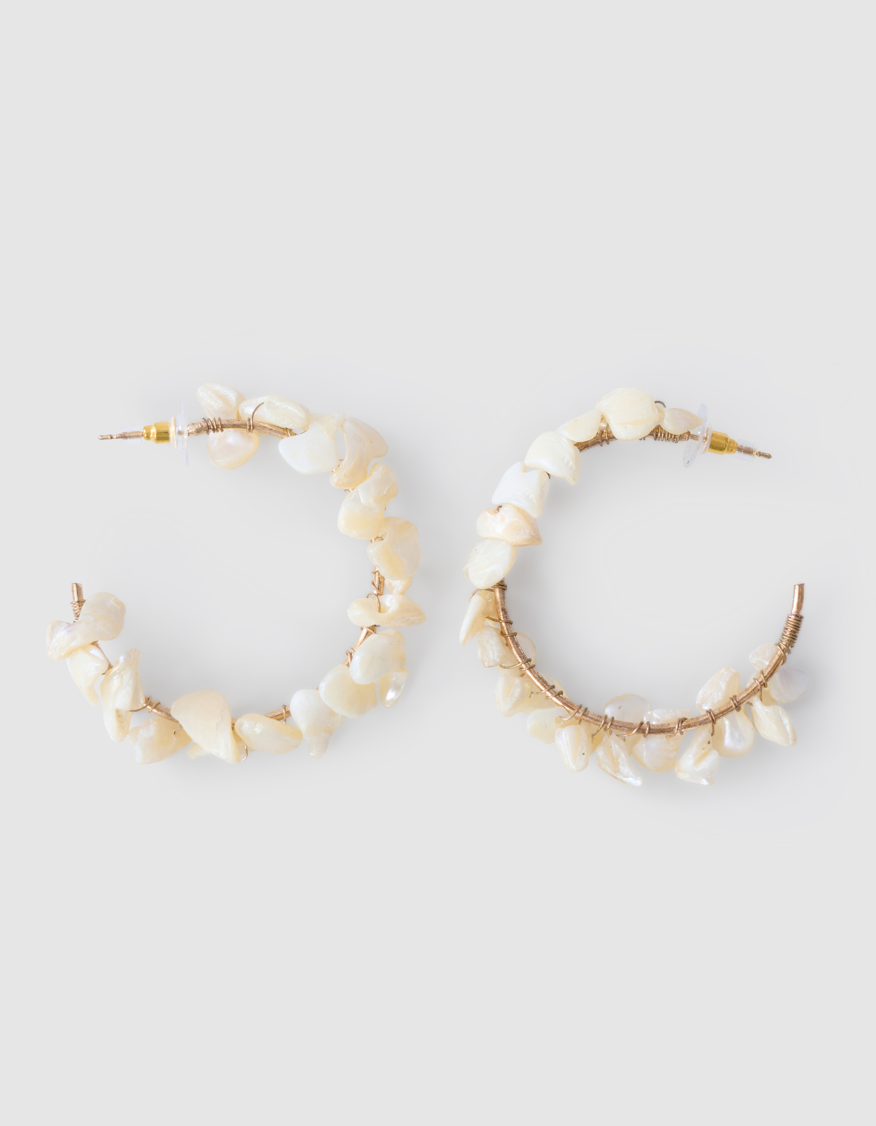 Schelp Hoop Oorbellen Gebroken Wit SHOEBY ACCESSOIRES