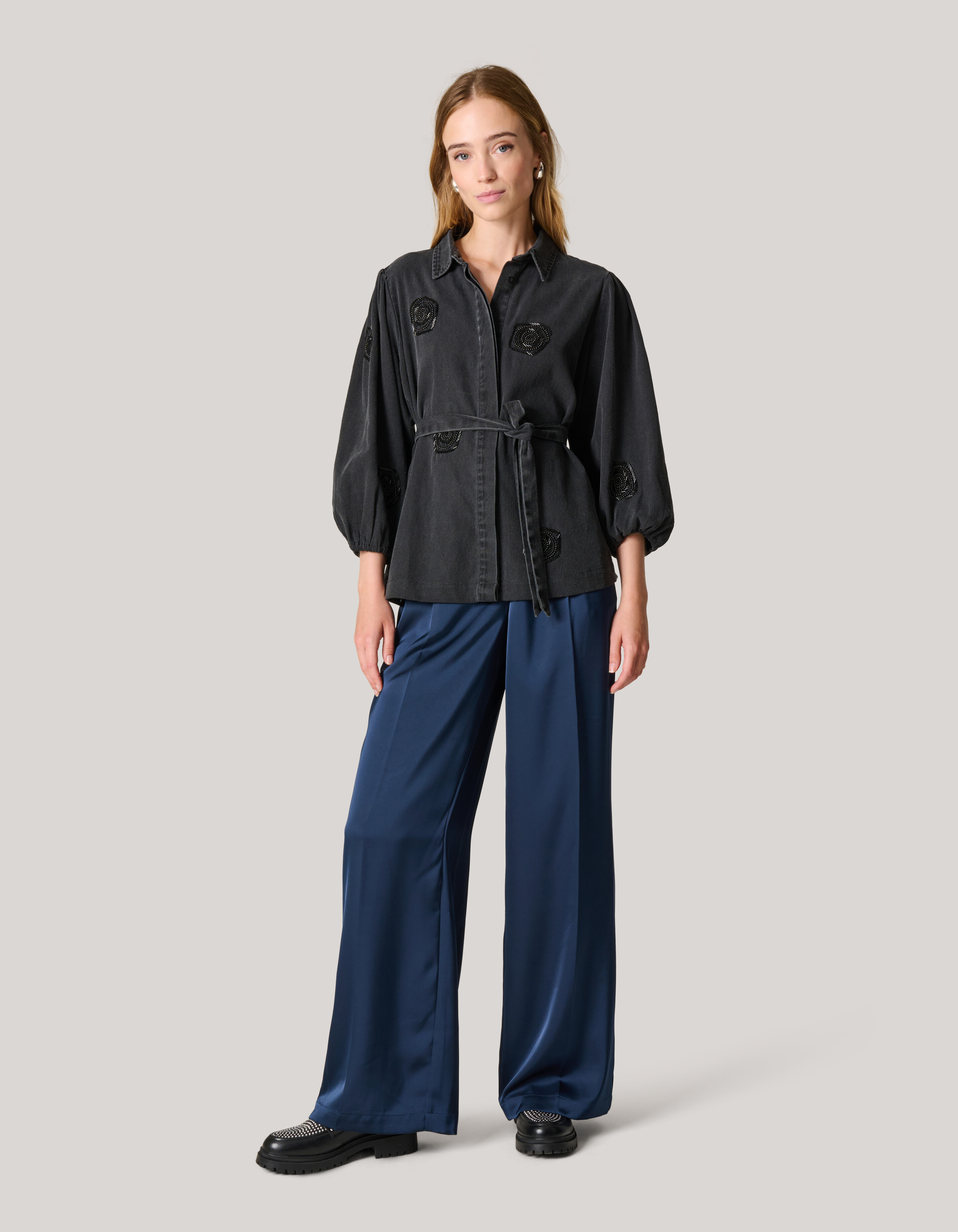 Beaded Flower Blouse Donkergrijs SHOEBY WOMEN