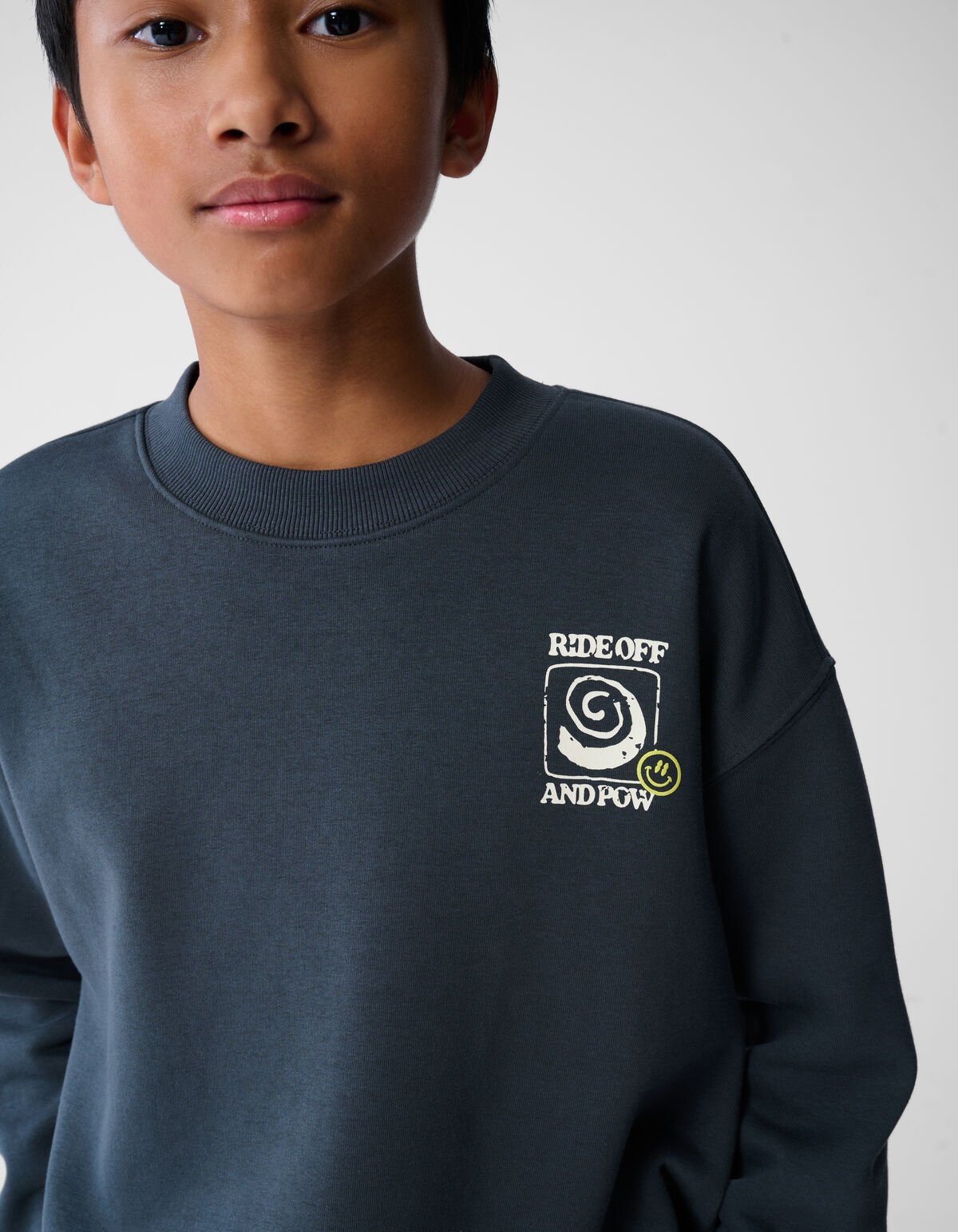 Pow Artwork Sweater Donkergroen SHOEBY BOYS