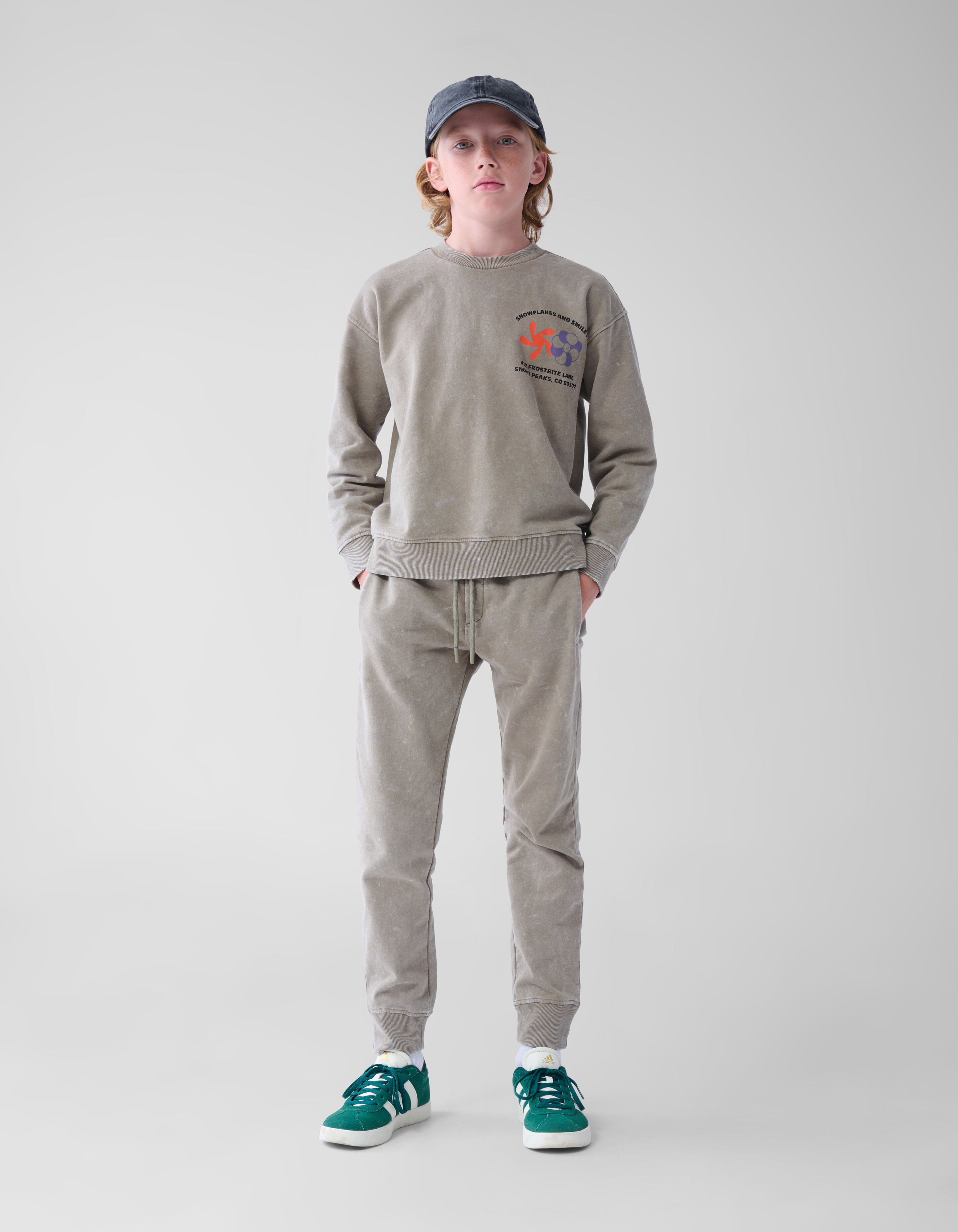 Washed Artwork Sweater Taupe SHOEBY BOYS
