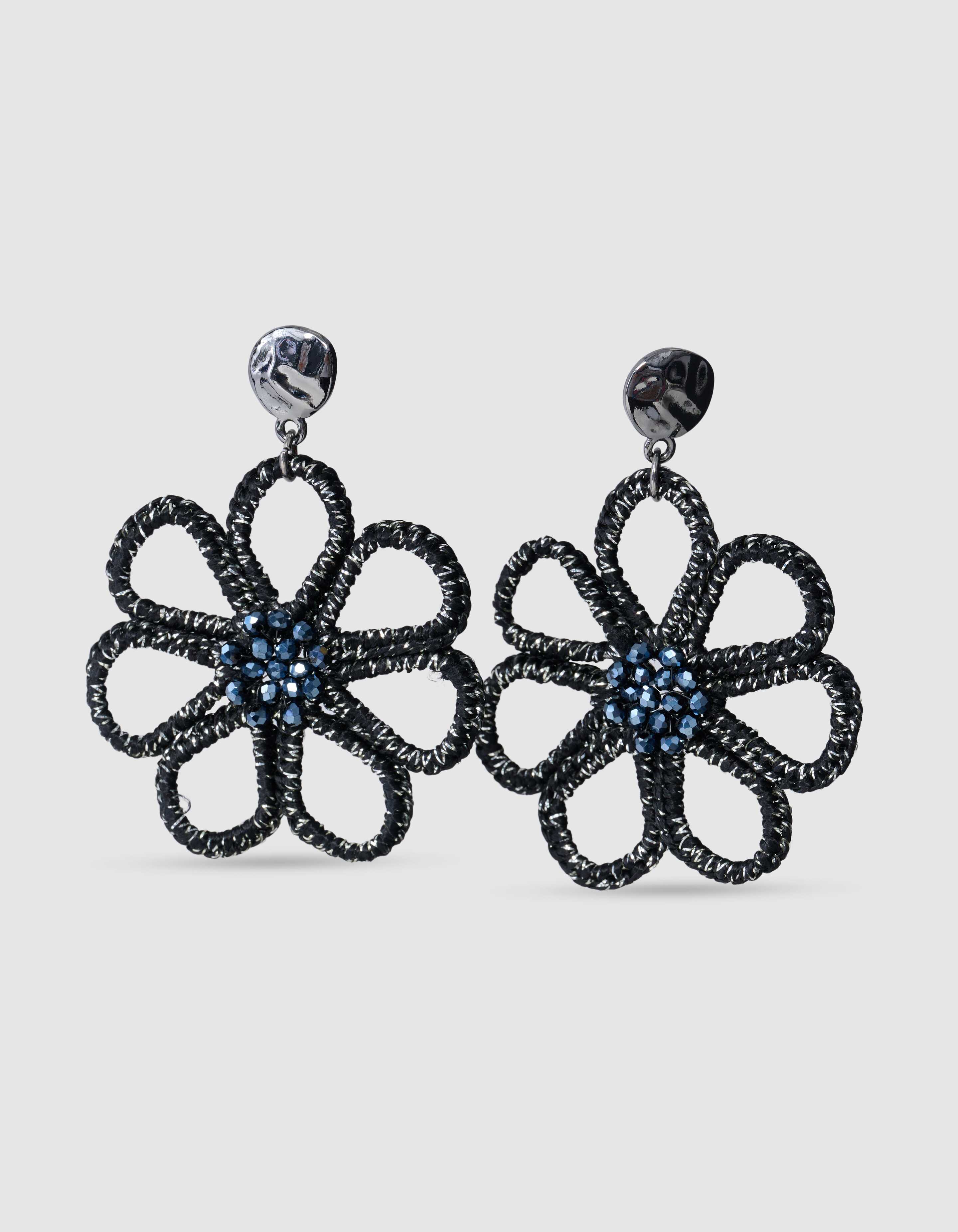 Beaded Bloem Oorbellen Zwart SHOEBY ACCESSOIRES