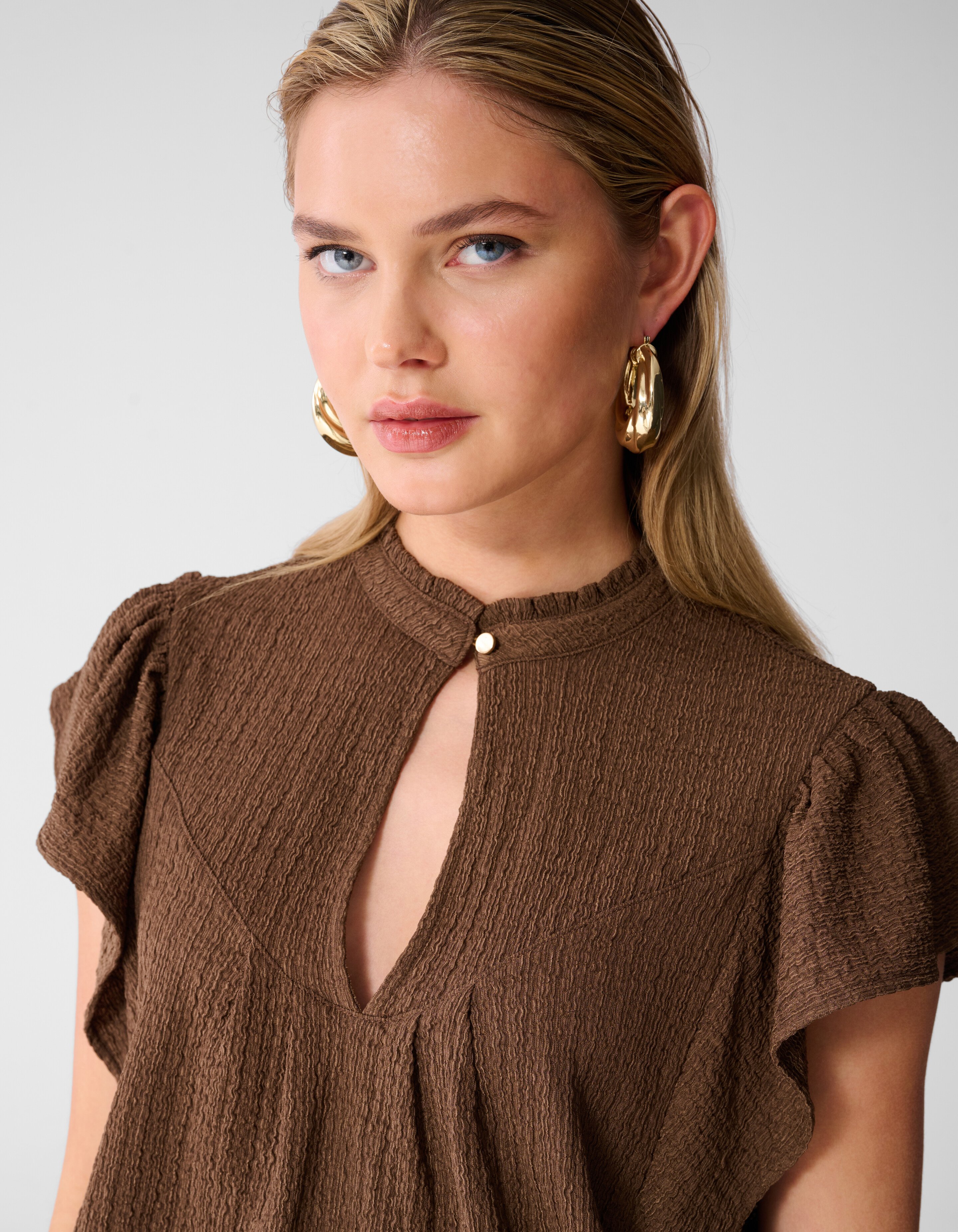 Crinkle Ruffle Top Bruin SHOEBY WOMEN