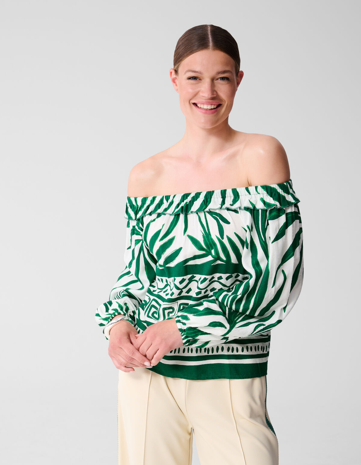 Printed Palm Off Shoulder Top Groen SHOEBY WOMEN