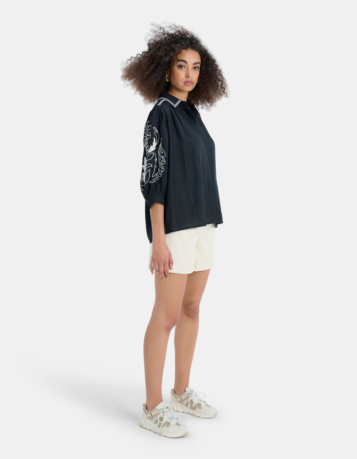 Dobbie Embroidery Blouse EKSEPT