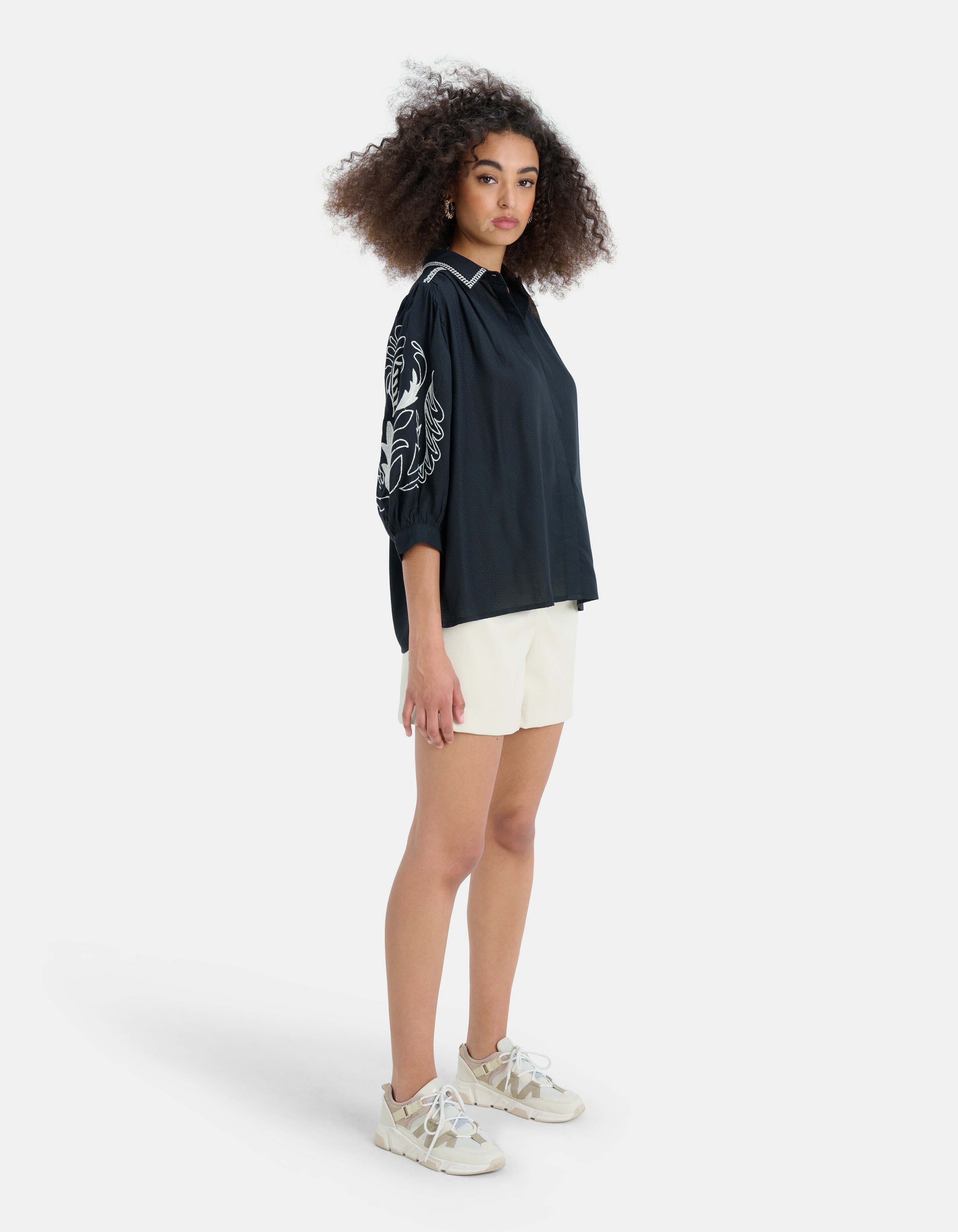 Dobbie Embroidery Blouse EKSEPT