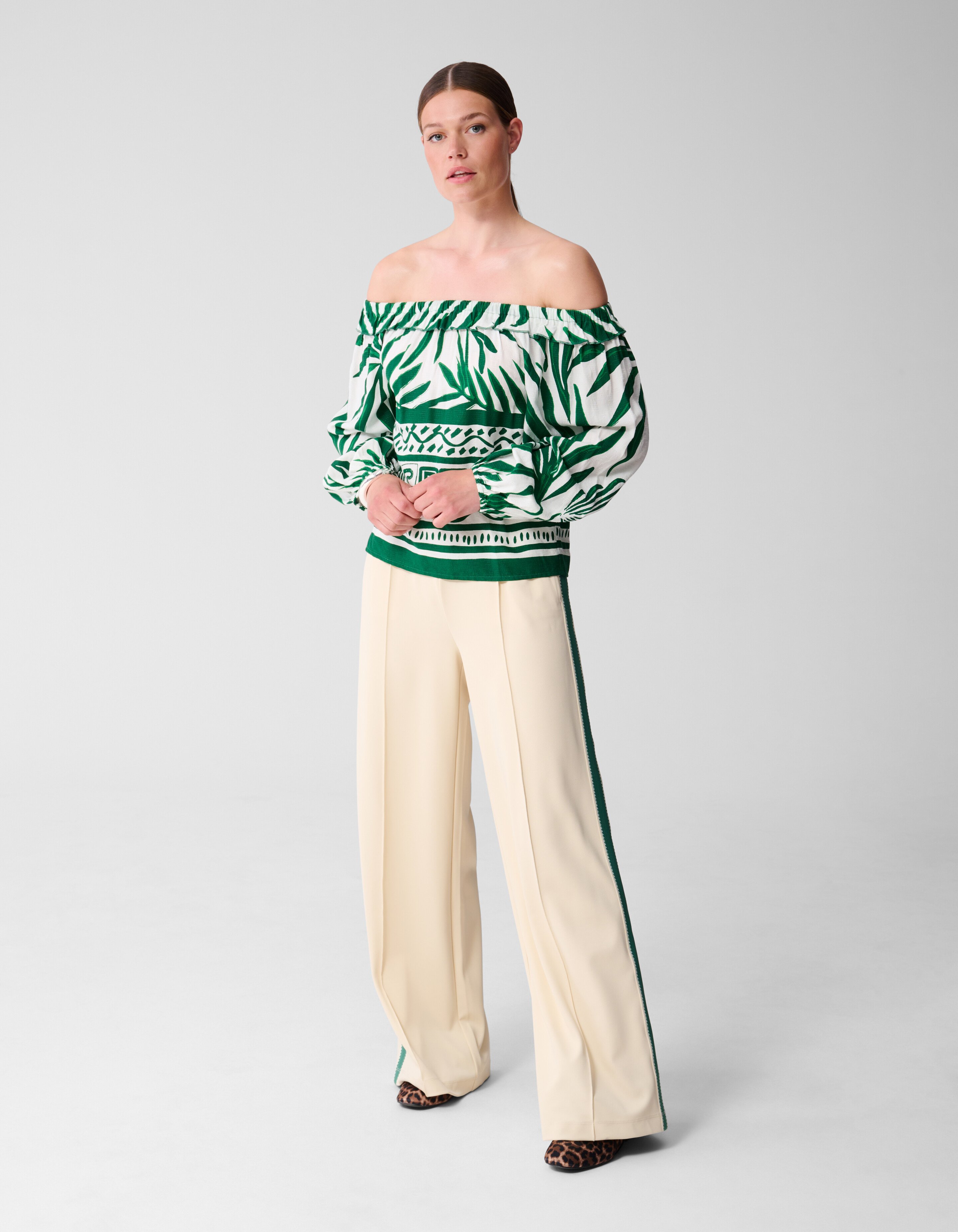 Printed Palm Off Shoulder Top Groen SHOEBY WOMEN