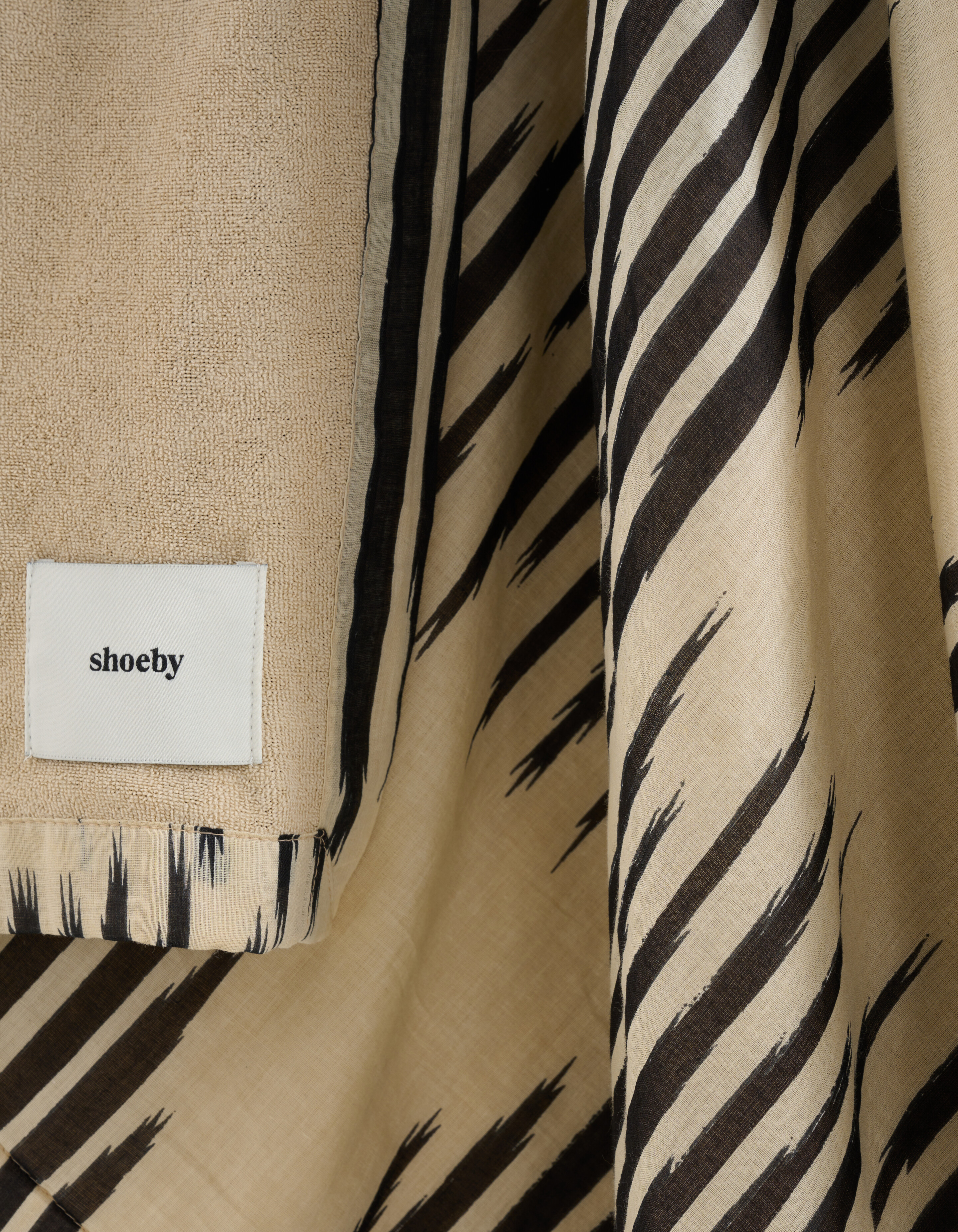 Zigzag Print Badhanddoek Donkergrijs SHOEBY ACCESSOIRES
