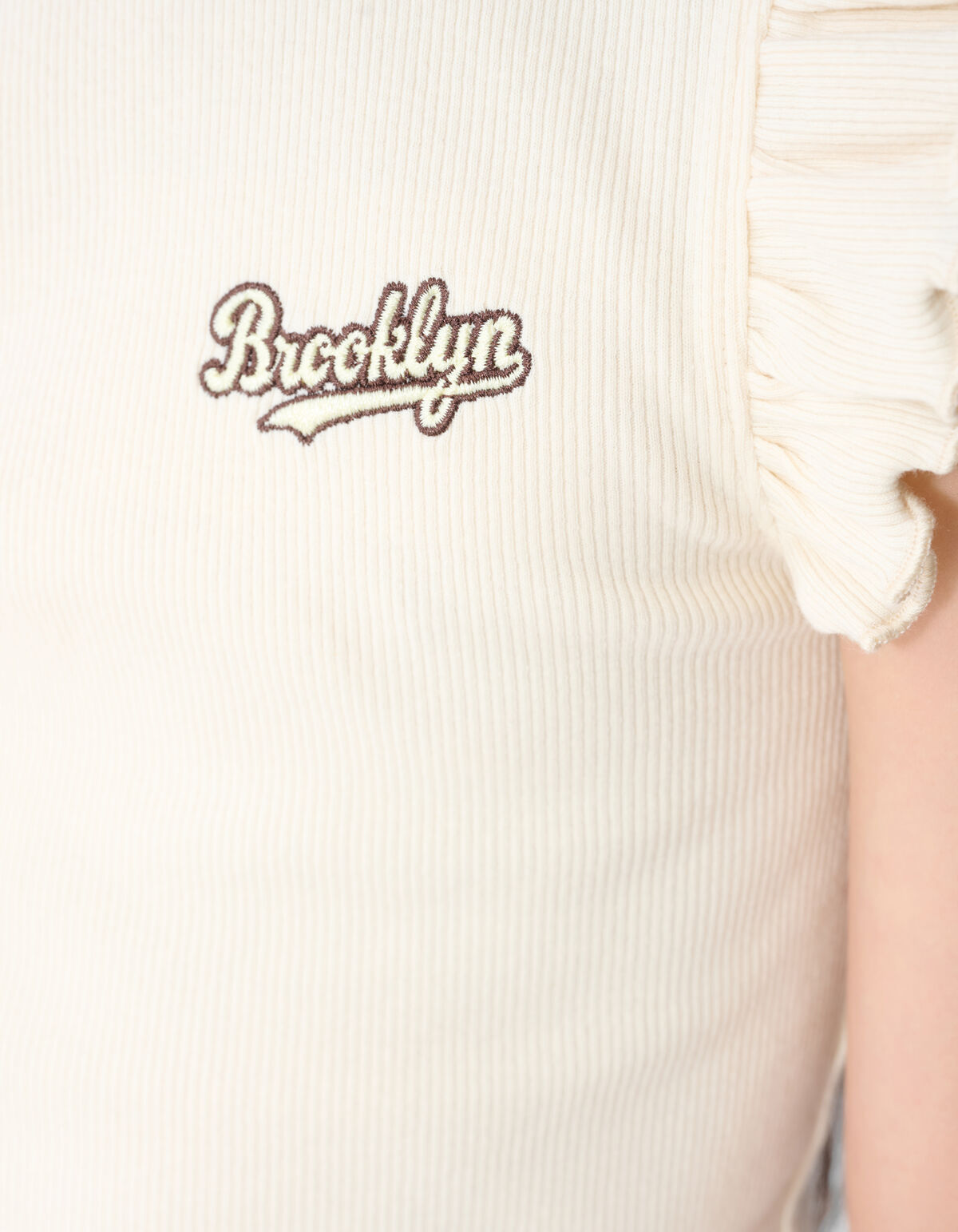 Brooklyn Ruffle Rib Top Gebroken Wit SHOEBY GIRLS