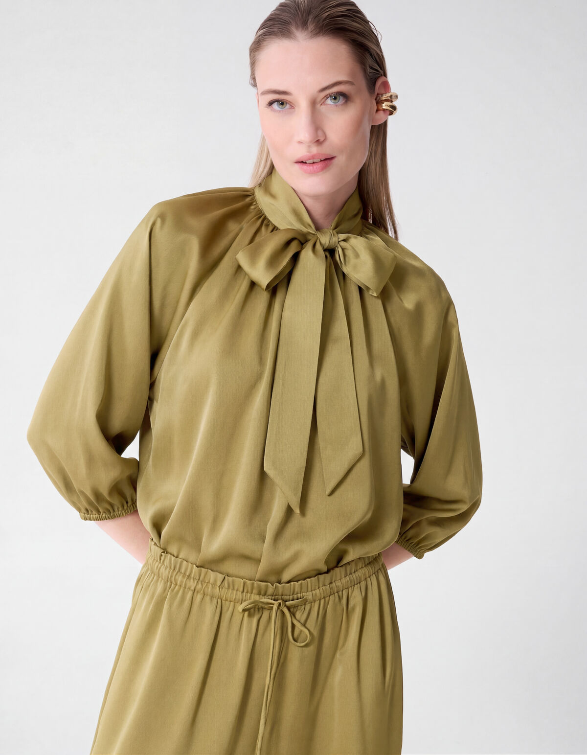 Satijnen Strik Blouse Groen By Fred SHOEBY WOMEN