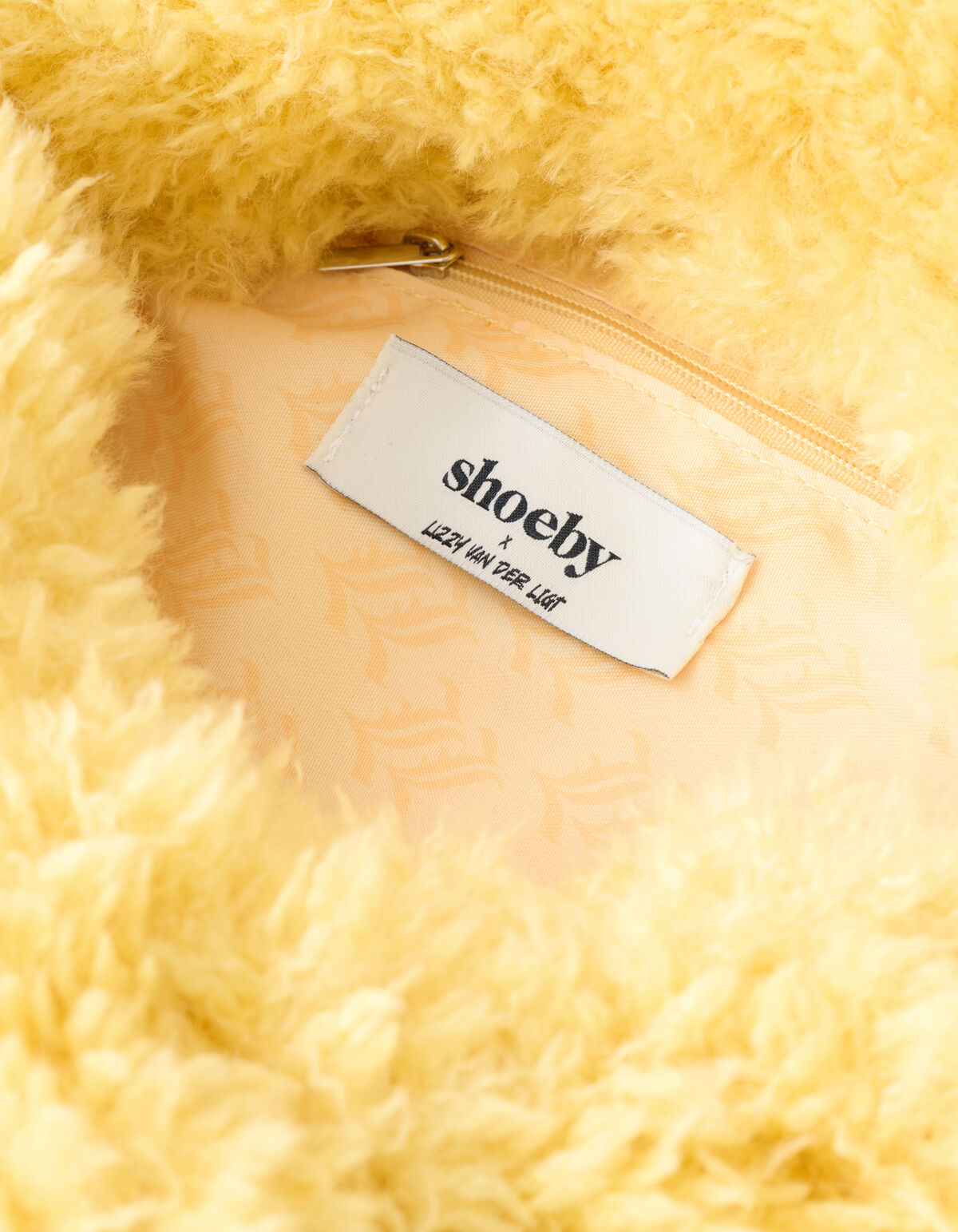 Furry Clutch Lichtgeel By Lizzy SHOEBY ACCESSOIRES