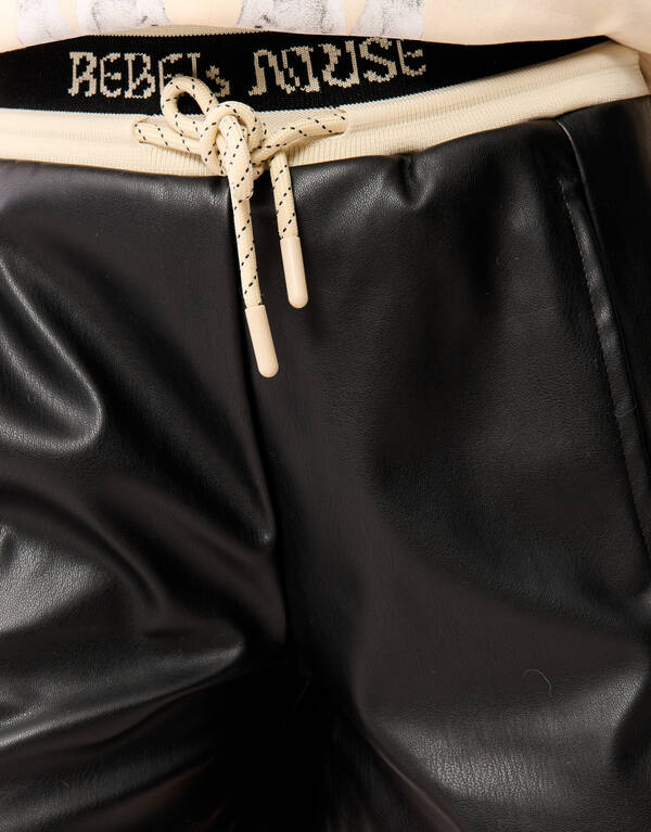 Vegan Leren Sporty Short Zwart SHOEBY GIRLS