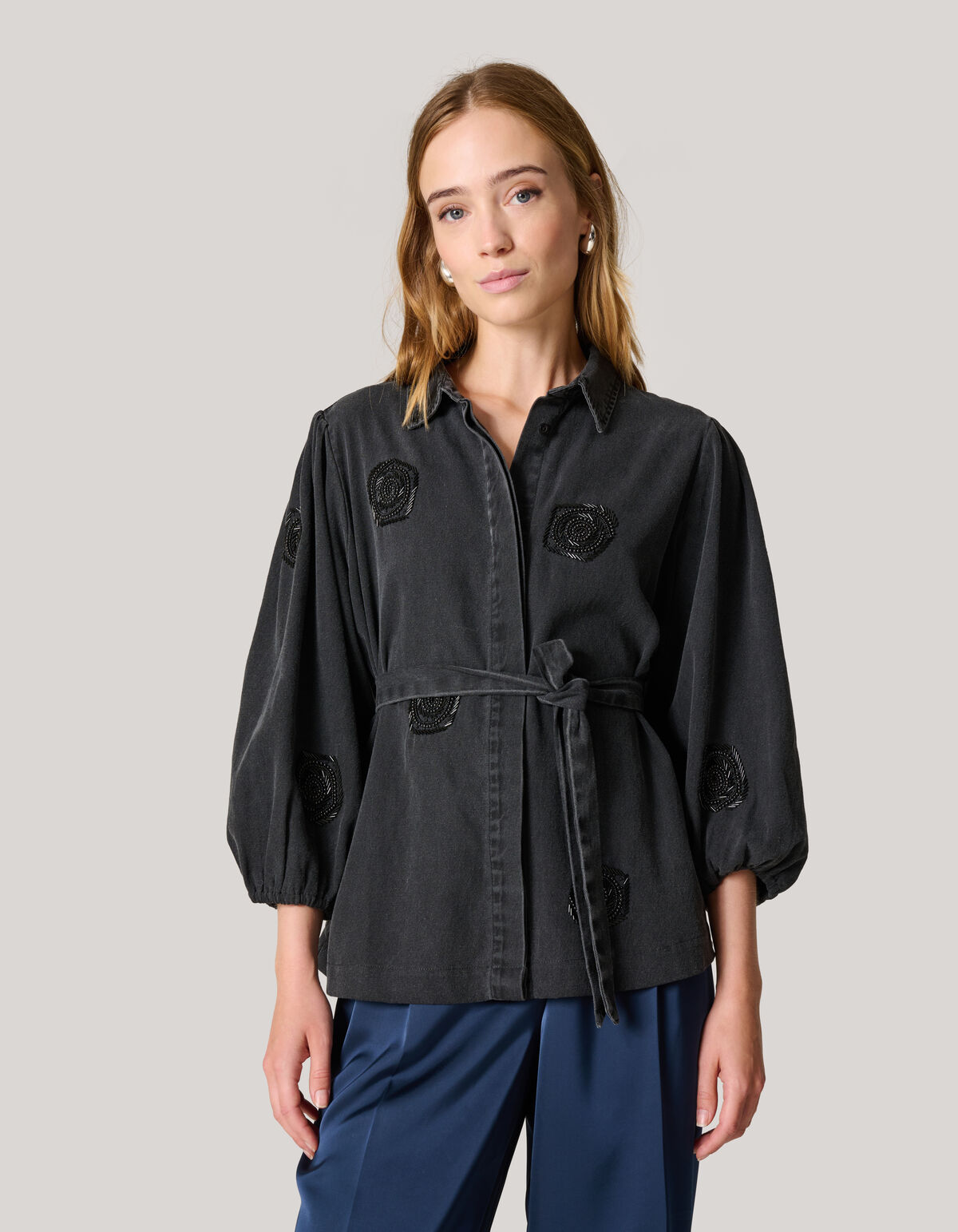 Beaded Flower Blouse Donkergrijs SHOEBY WOMEN