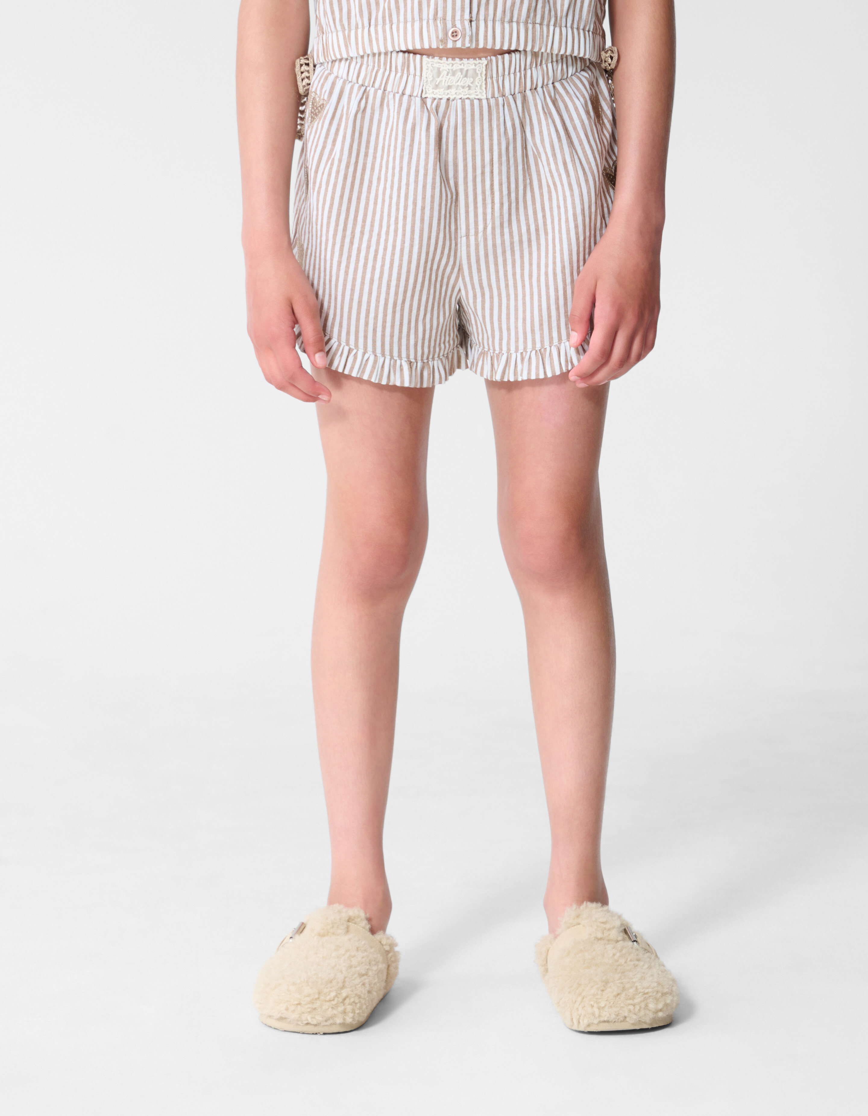 Pinstripe Embroidery Short Bruin SHOEBY GIRLS