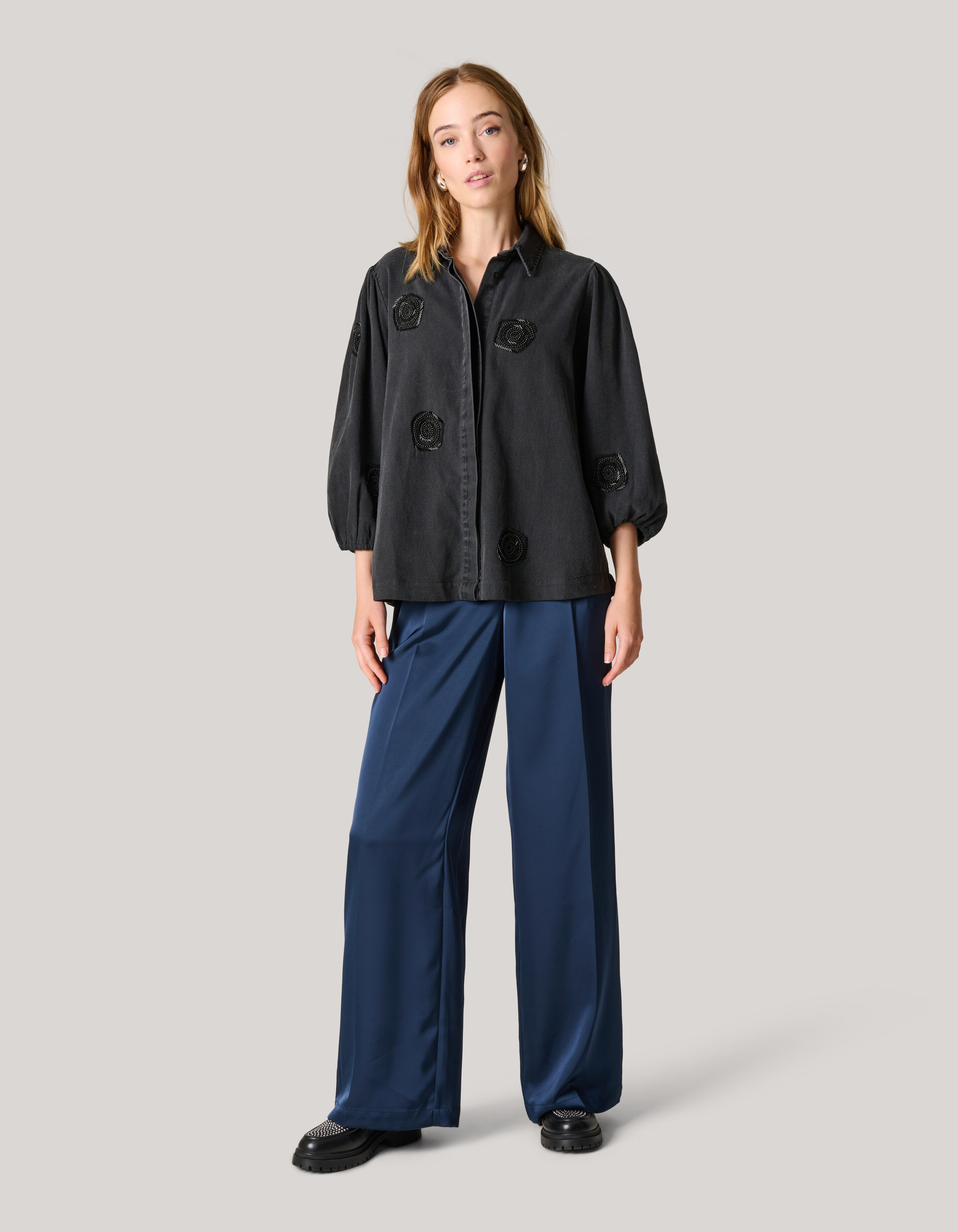 Beaded Flower Blouse Donkergrijs SHOEBY WOMEN