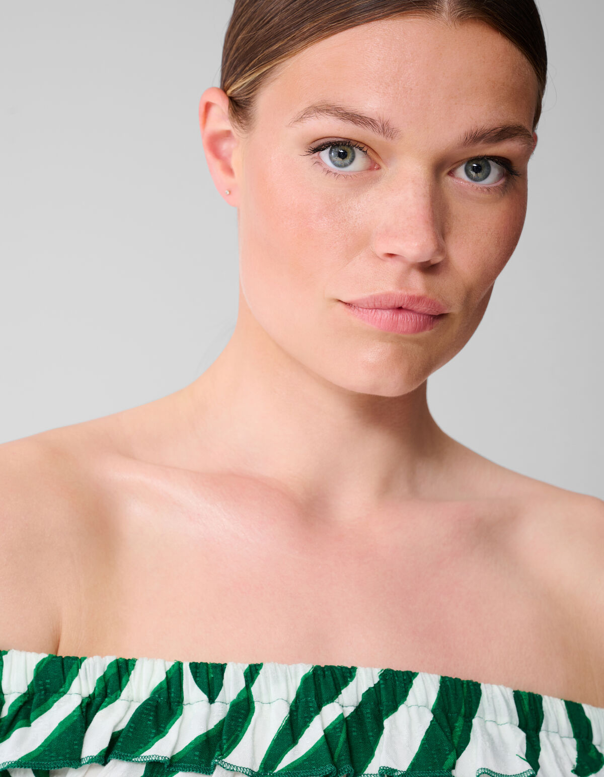 Printed Palm Off Shoulder Top Groen SHOEBY WOMEN