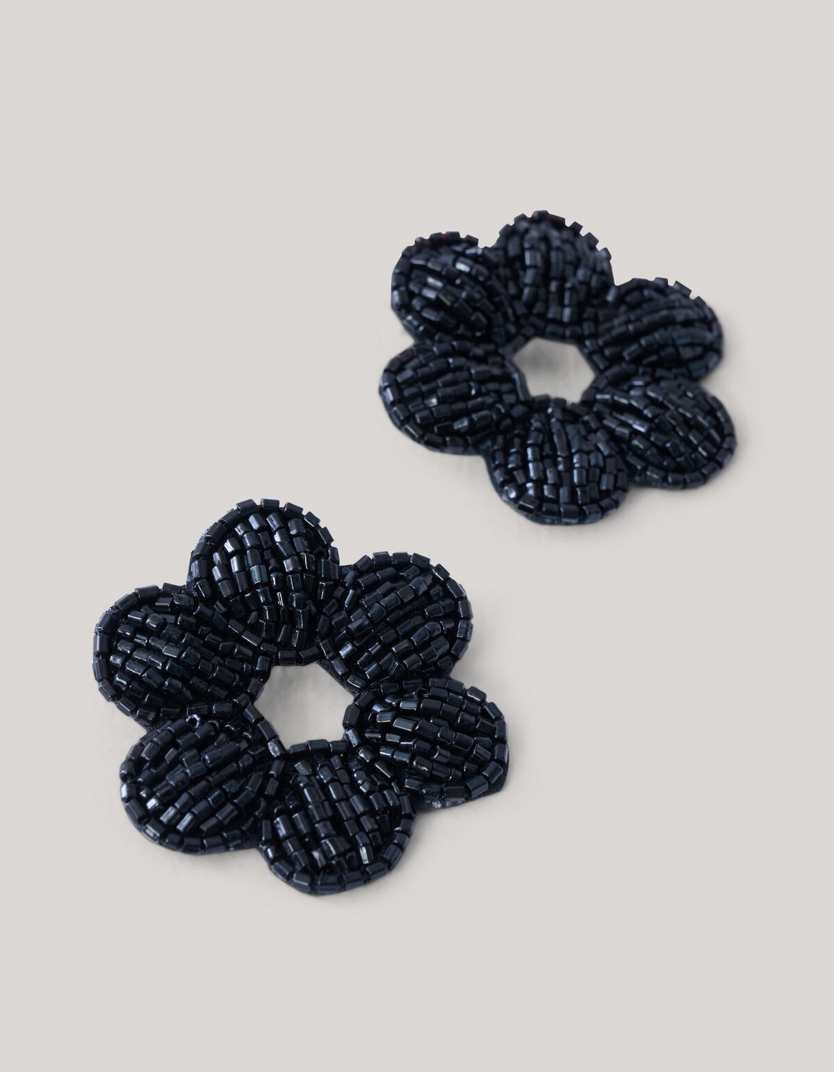 Beaded Bloem Oorbellen Zwart SHOEBY ACCESSOIRES