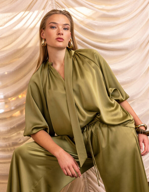 Satijnen Strik Blouse Groen By Fred SHOEBY WOMEN