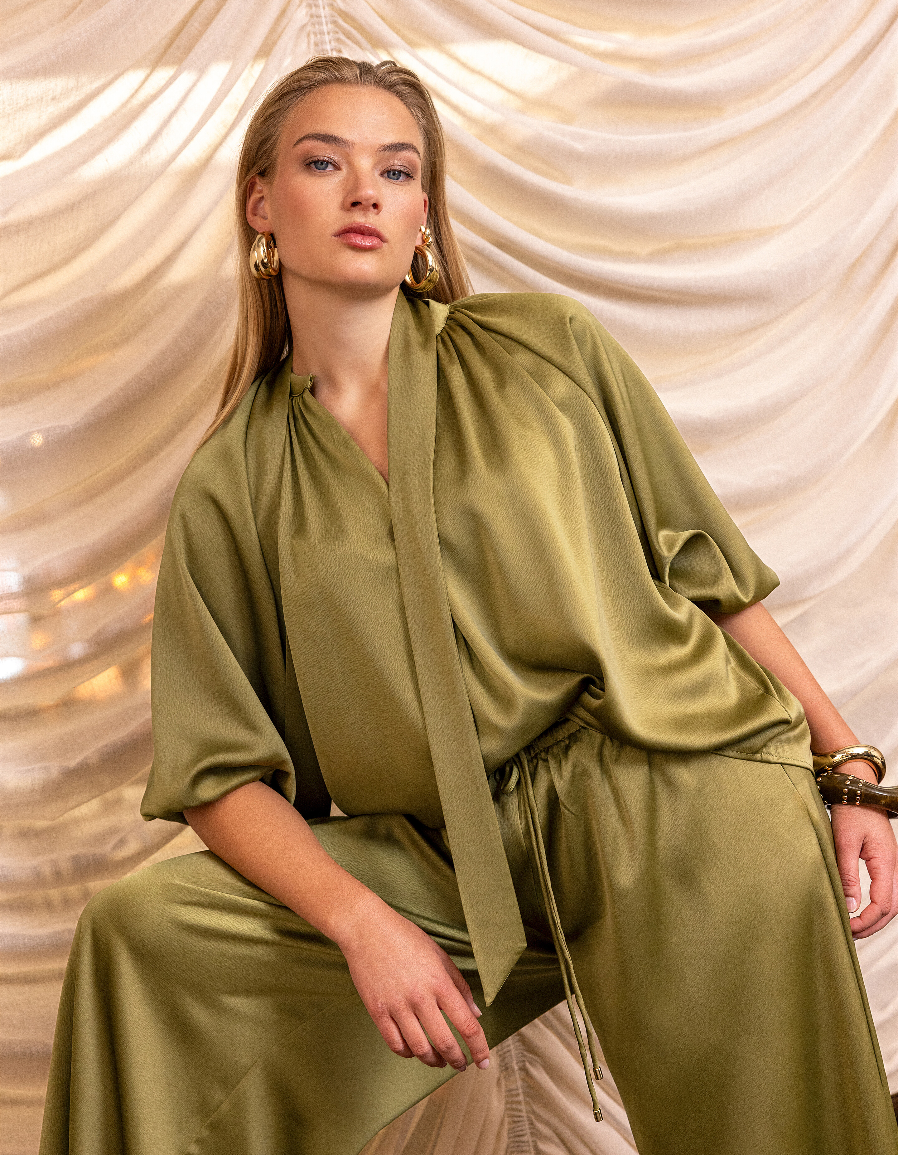 Satijnen Strik Blouse Groen By Fred SHOEBY WOMEN