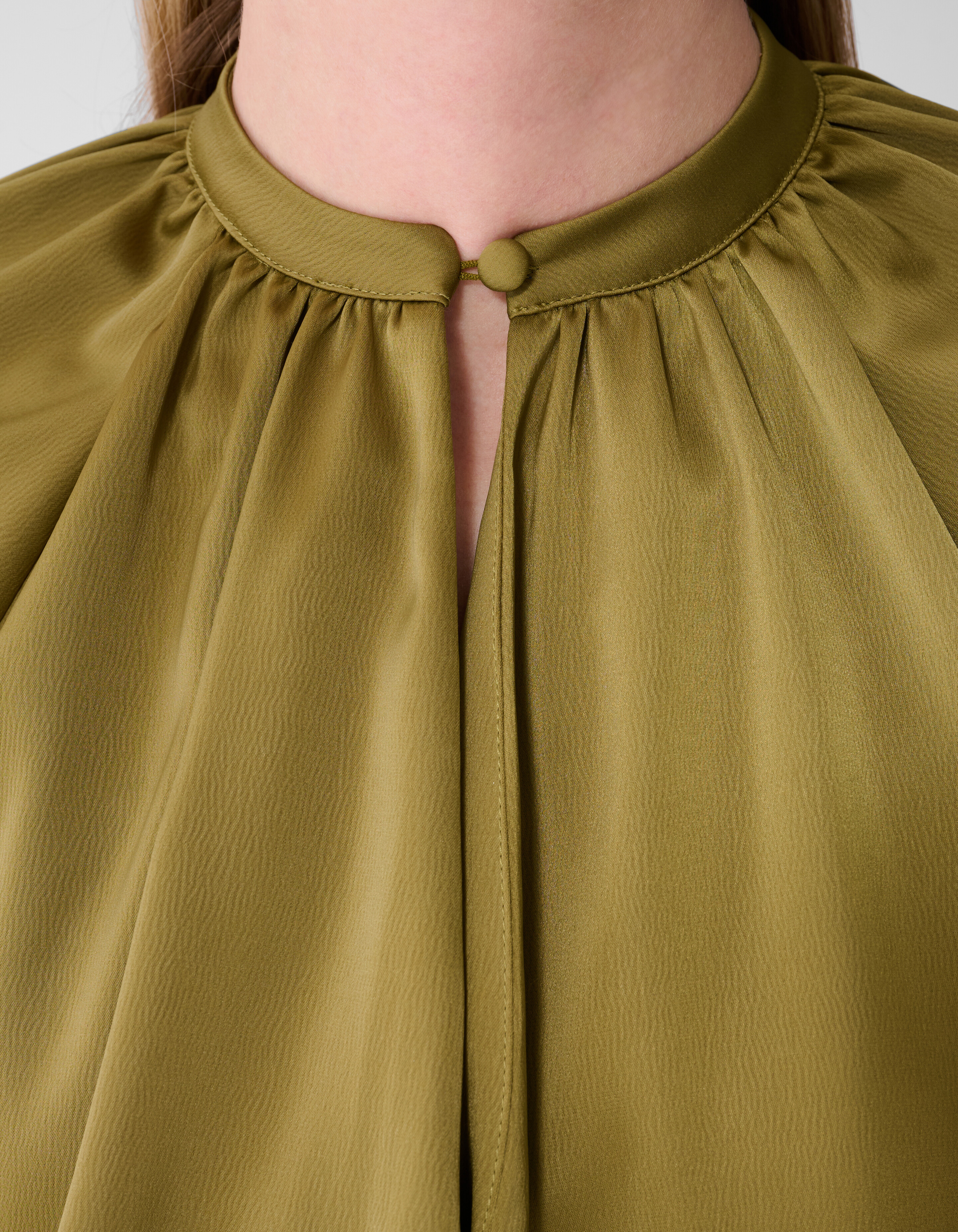 Satijnen Strik Blouse Groen By Fred SHOEBY WOMEN
