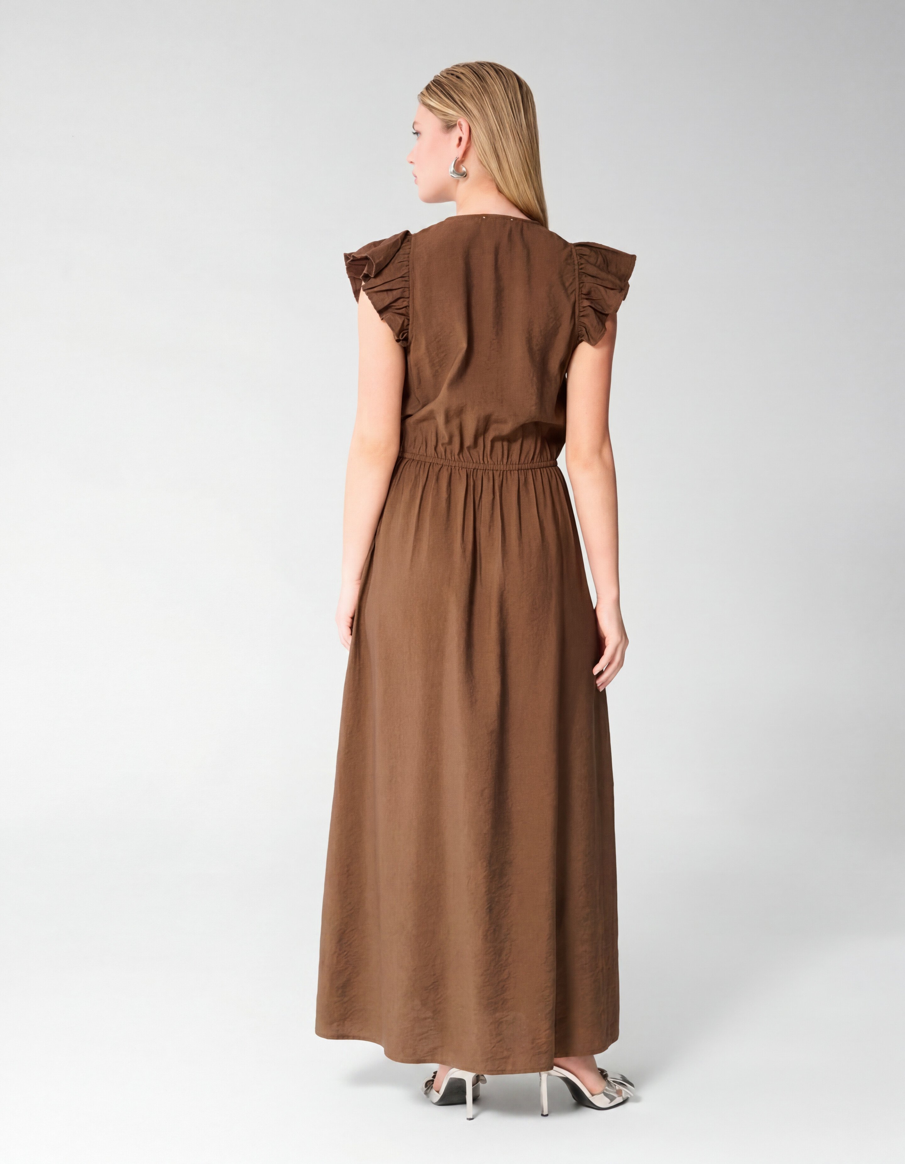 Ruffle V-hals Maxi Jurk Donkerbruin SHOEBY WOMEN