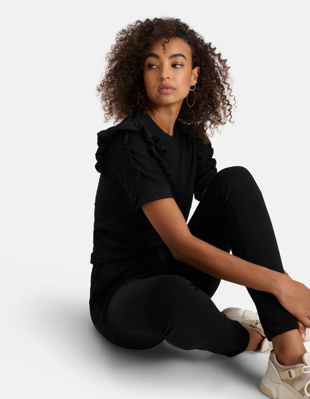 Crinkle Ruffle Top Zwart SHOEBY WOMEN