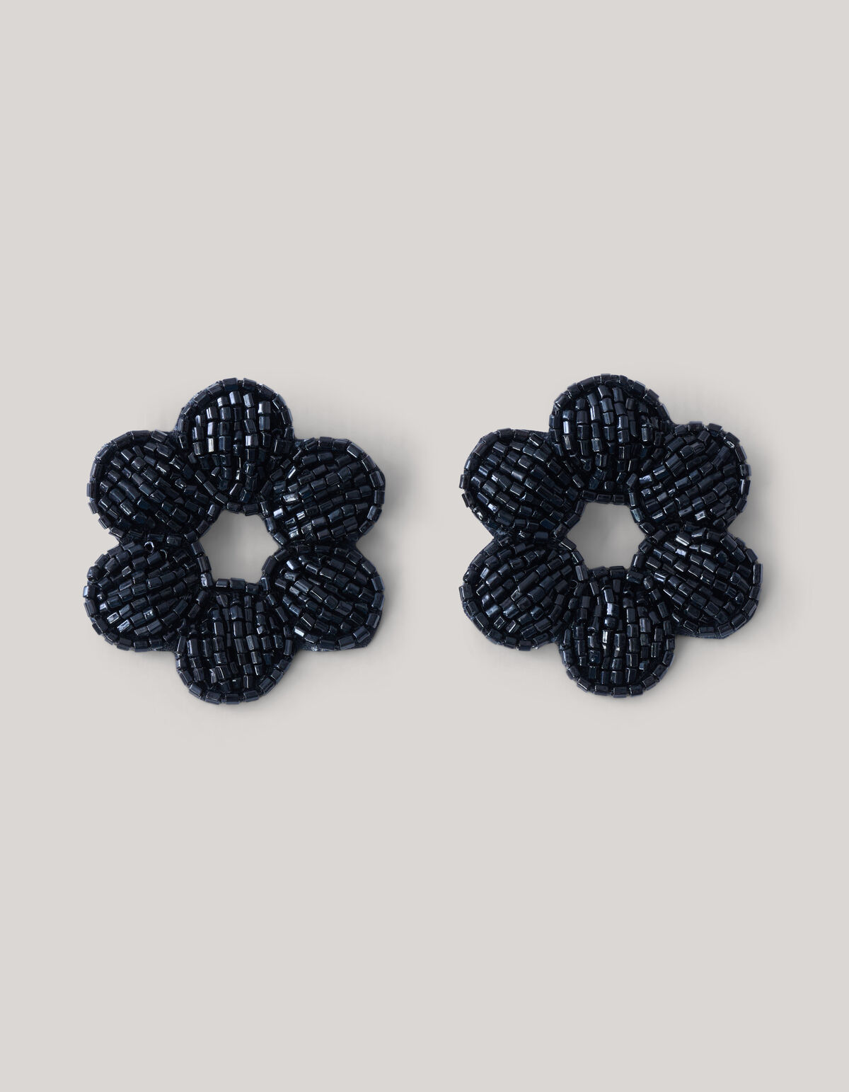 Beaded Bloem Oorbellen Zwart SHOEBY ACCESSOIRES