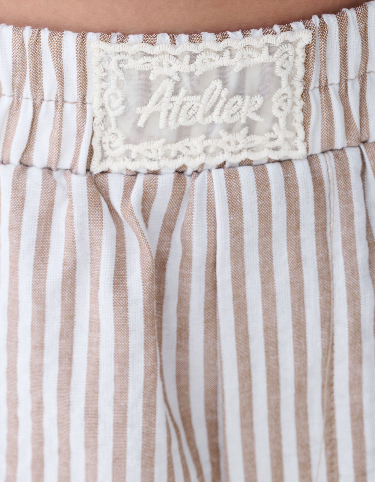 Pinstripe Embroidery Short Bruin SHOEBY GIRLS