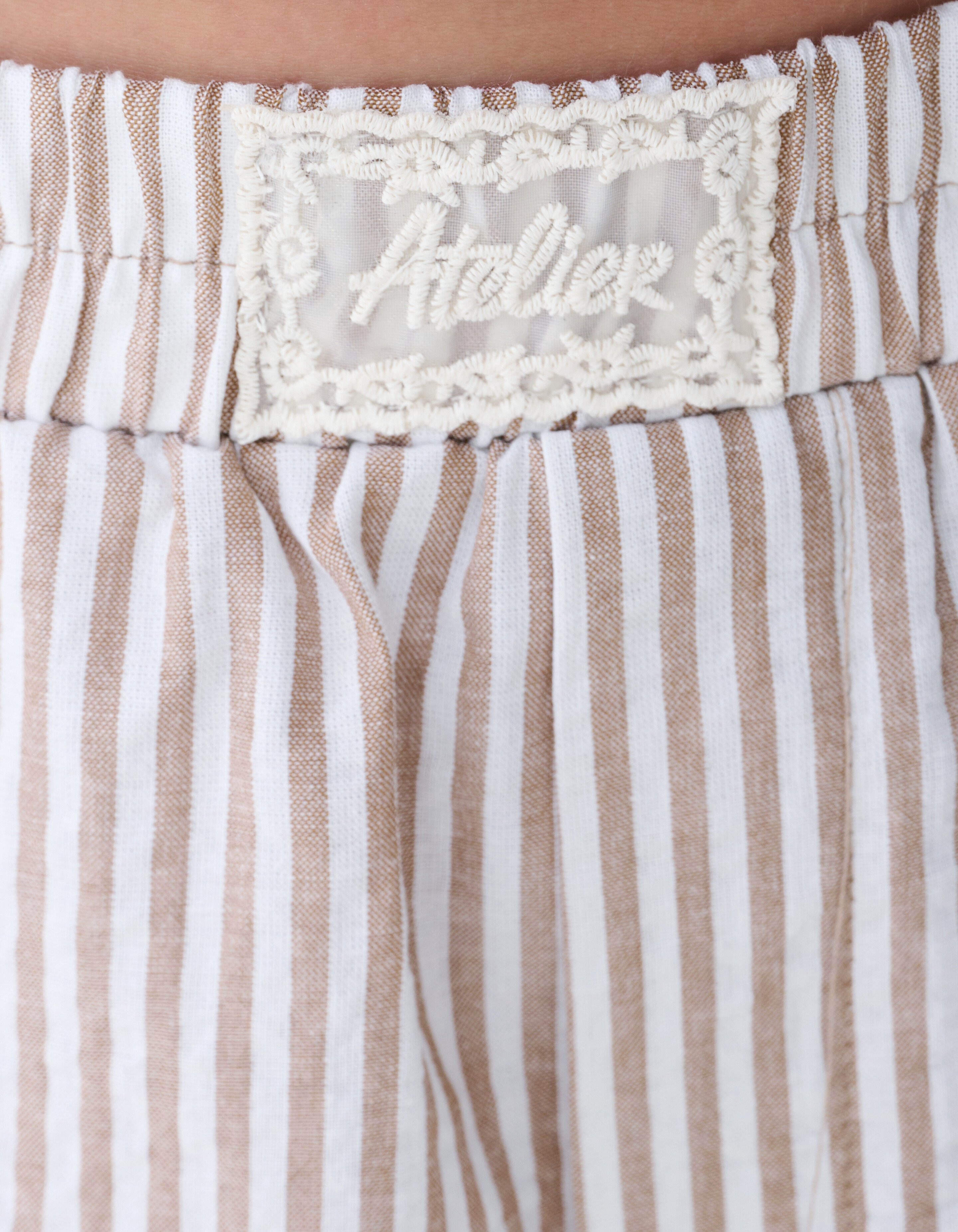Pinstripe Embroidery Short Bruin SHOEBY GIRLS