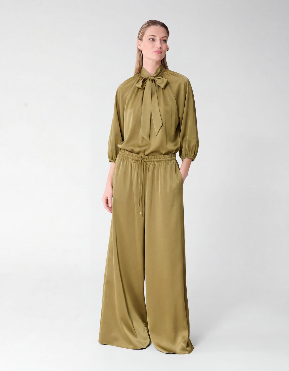 Satijnen Strik Blouse Groen By Fred SHOEBY WOMEN