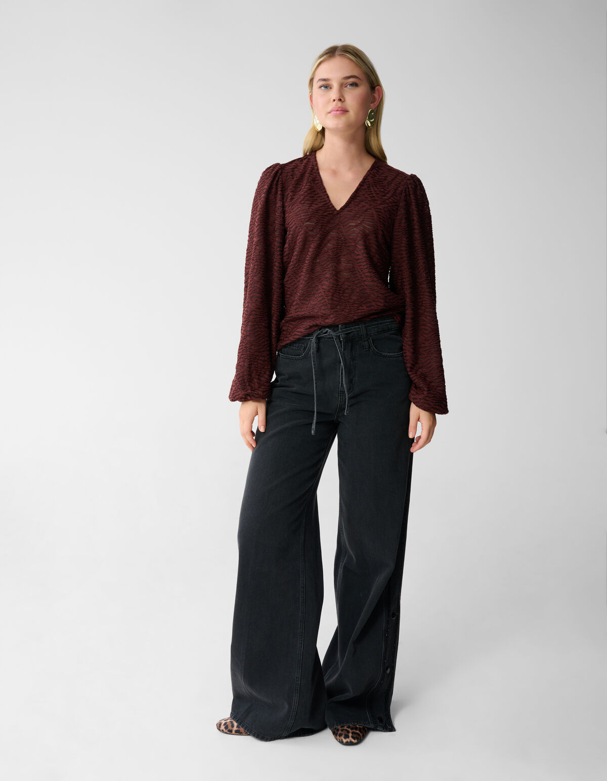 Crinkle V-hals Top Bruin SHOEBY WOMEN