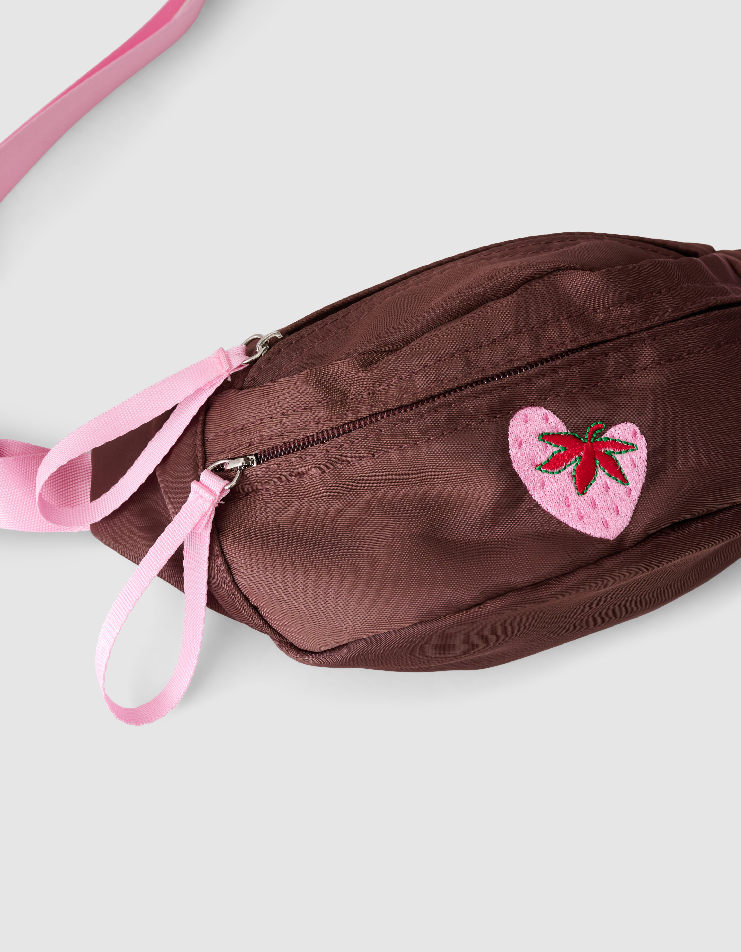 Strawberry Embroidery Crossbody Tas Bruin SHOEBY ACCESSOIRES