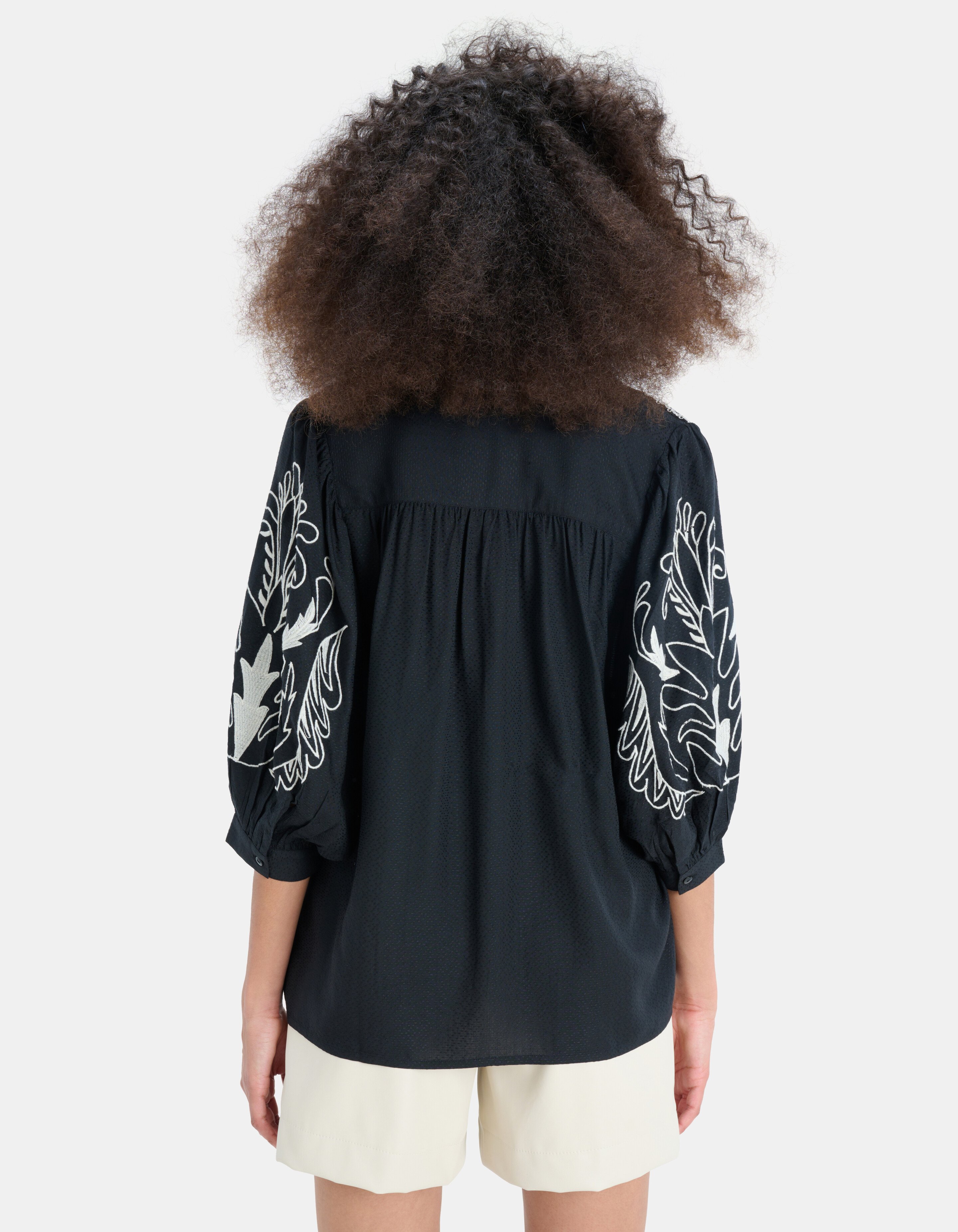 Dobbie Embroidery Blouse EKSEPT