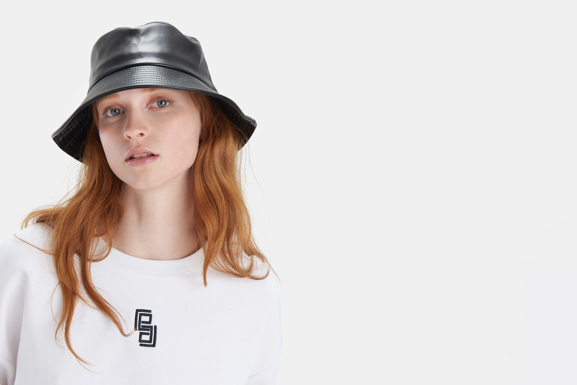 Laquer Bucket Hoed ACCESSOIRES SHOEBY
