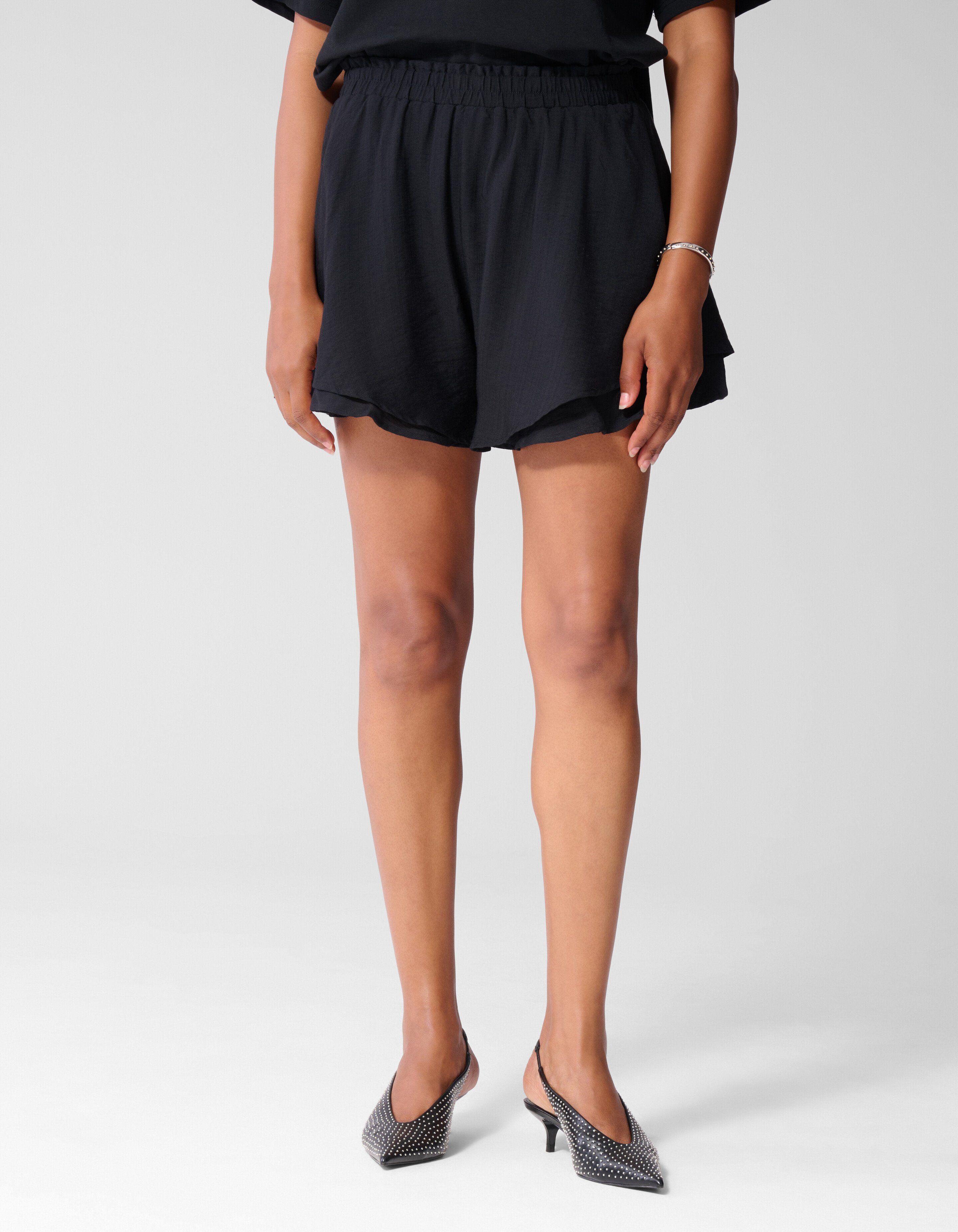 Ruffled Short Zwart SHOEBY WOMEN