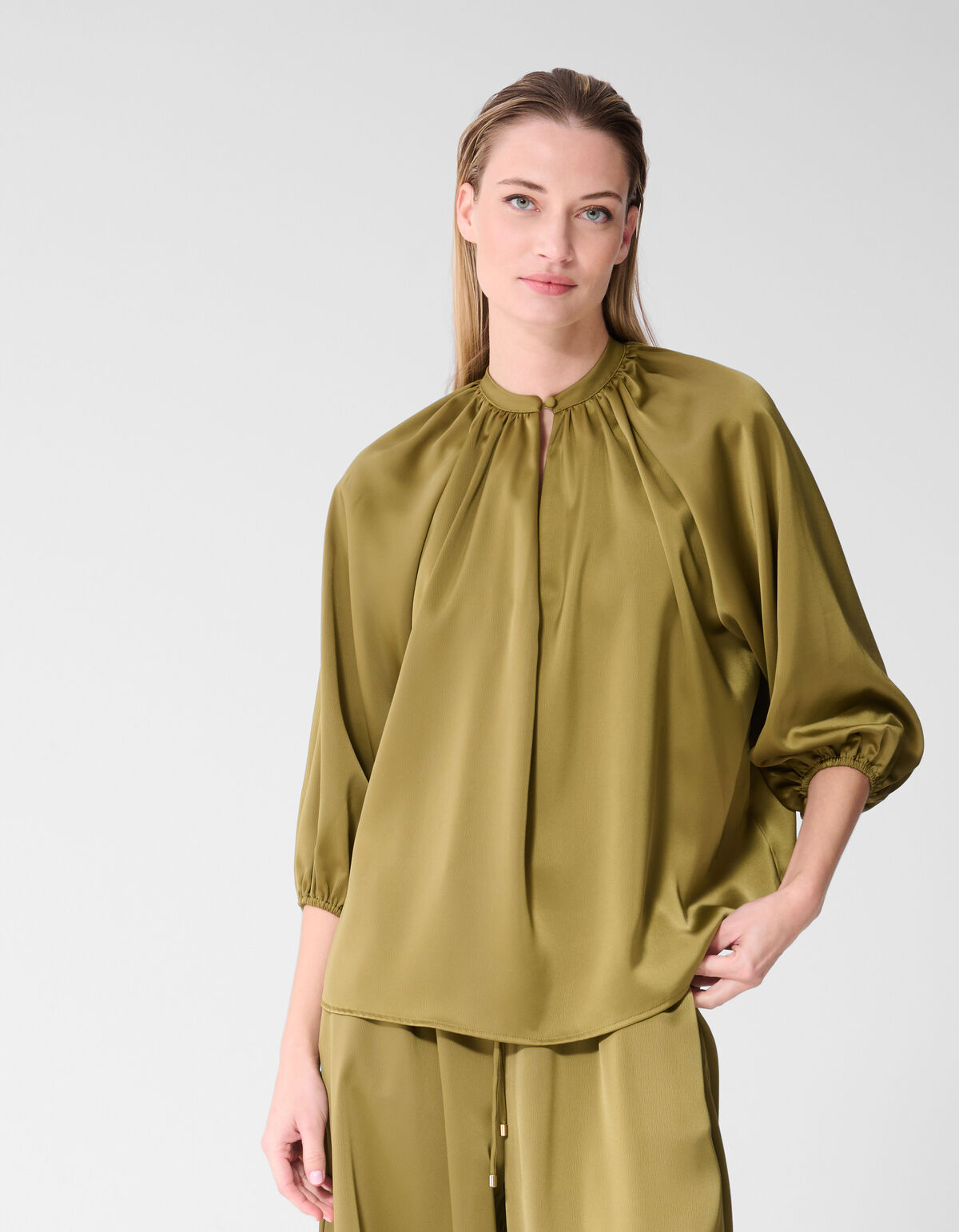 Satijnen Strik Blouse Groen By Fred SHOEBY WOMEN