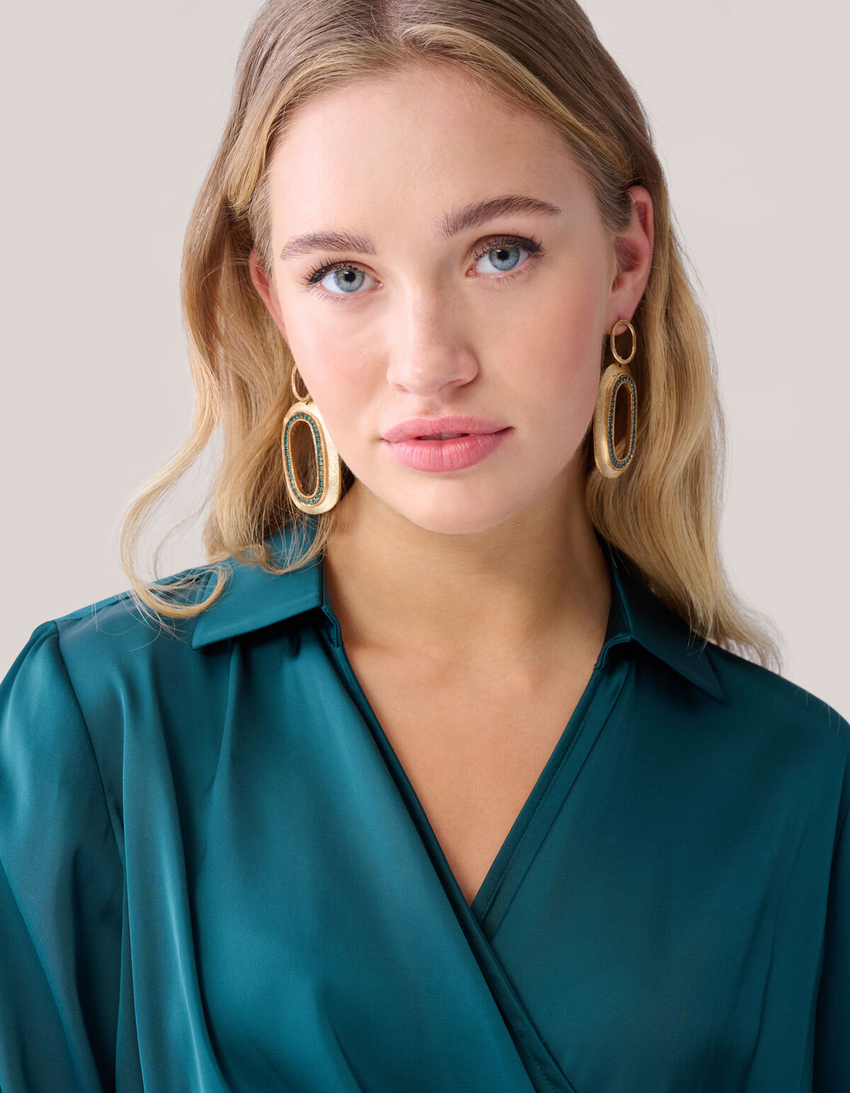 Hammered Oval Strass Oorbellen Goud By Mieke SHOEBY ACCESSOIRES