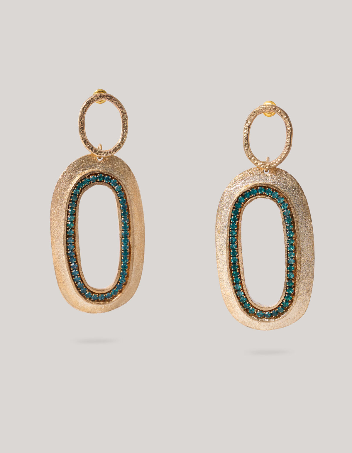 Hammered Oval Strass Oorbellen Goud By Mieke SHOEBY ACCESSOIRES