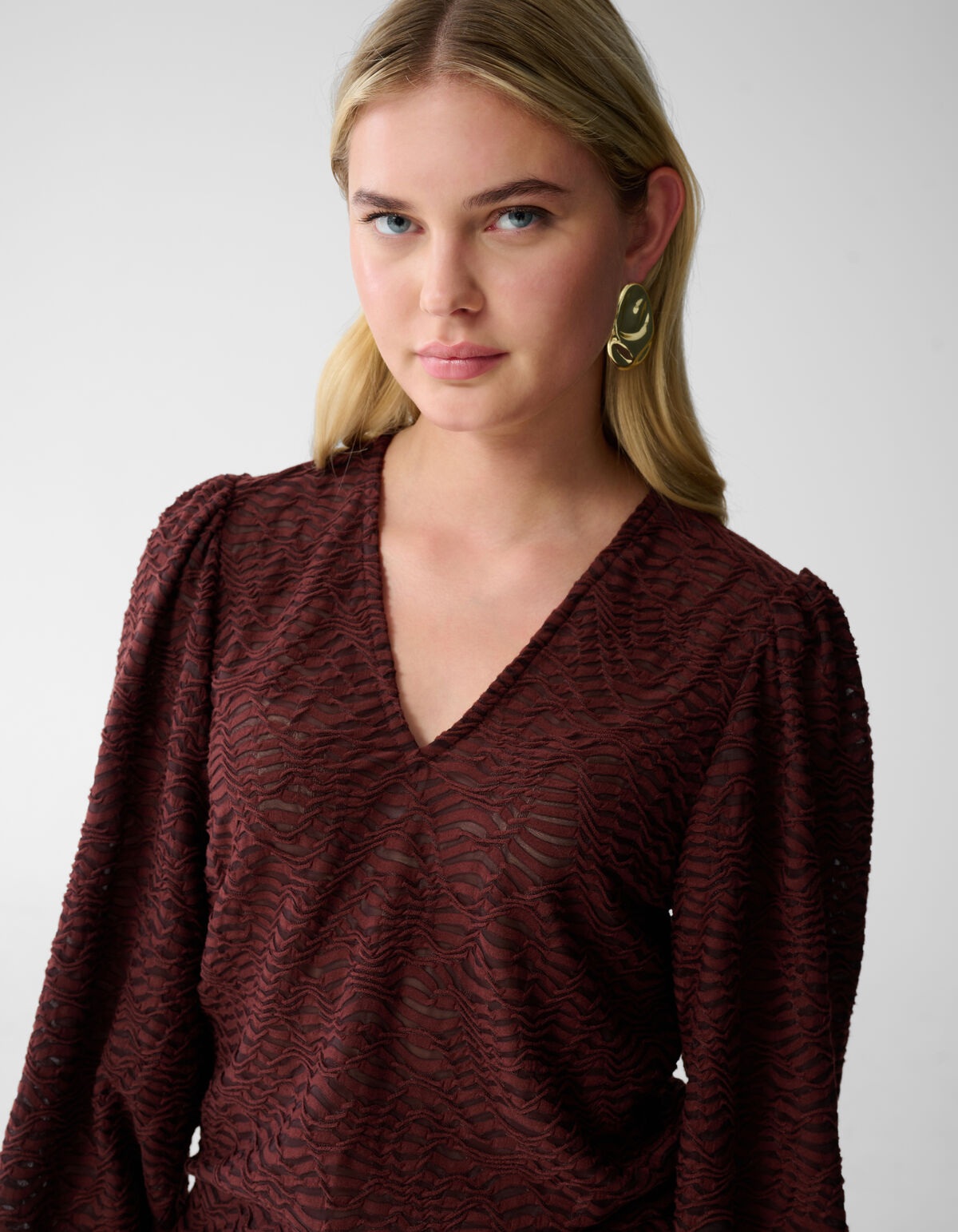 Crinkle V-hals Top Bruin SHOEBY WOMEN