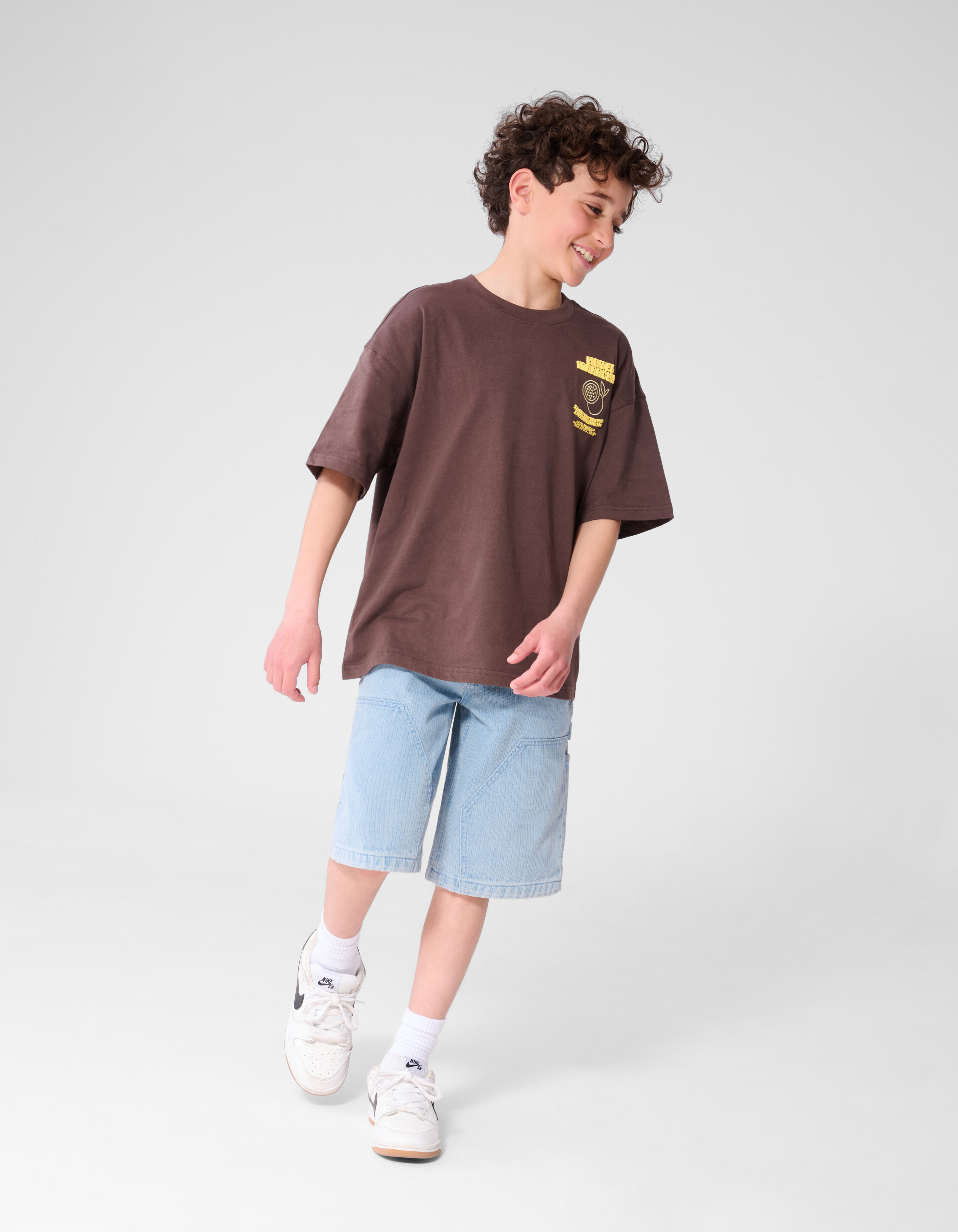 Hotel Artwork T-shirt Donkerbruin SHOEBY BOYS