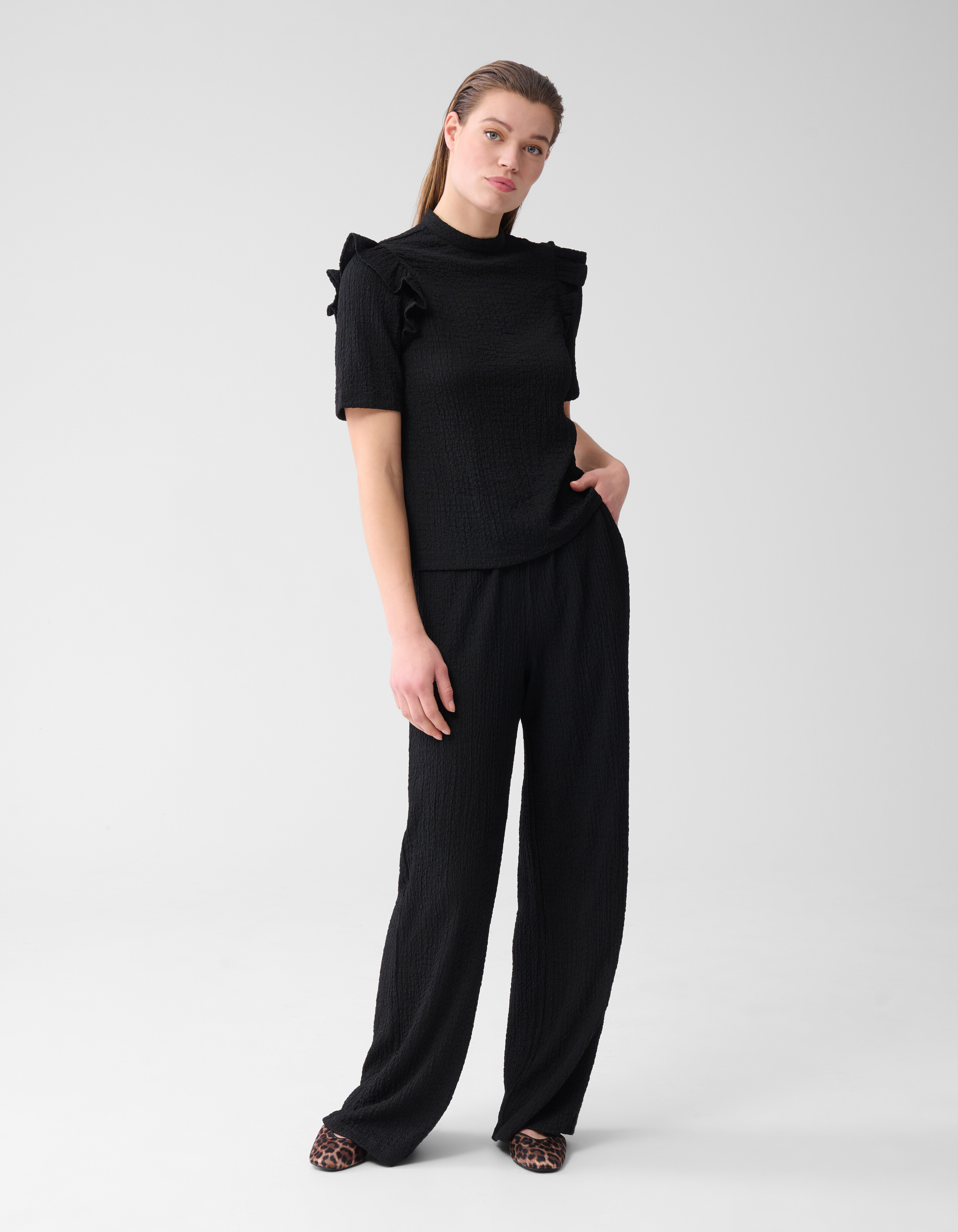 Crinkle Ruffle Top Zwart SHOEBY WOMEN