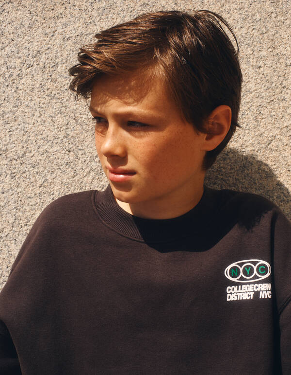 Oversized College Artwork Sweater Donkerbruin SHOEBY BOYS