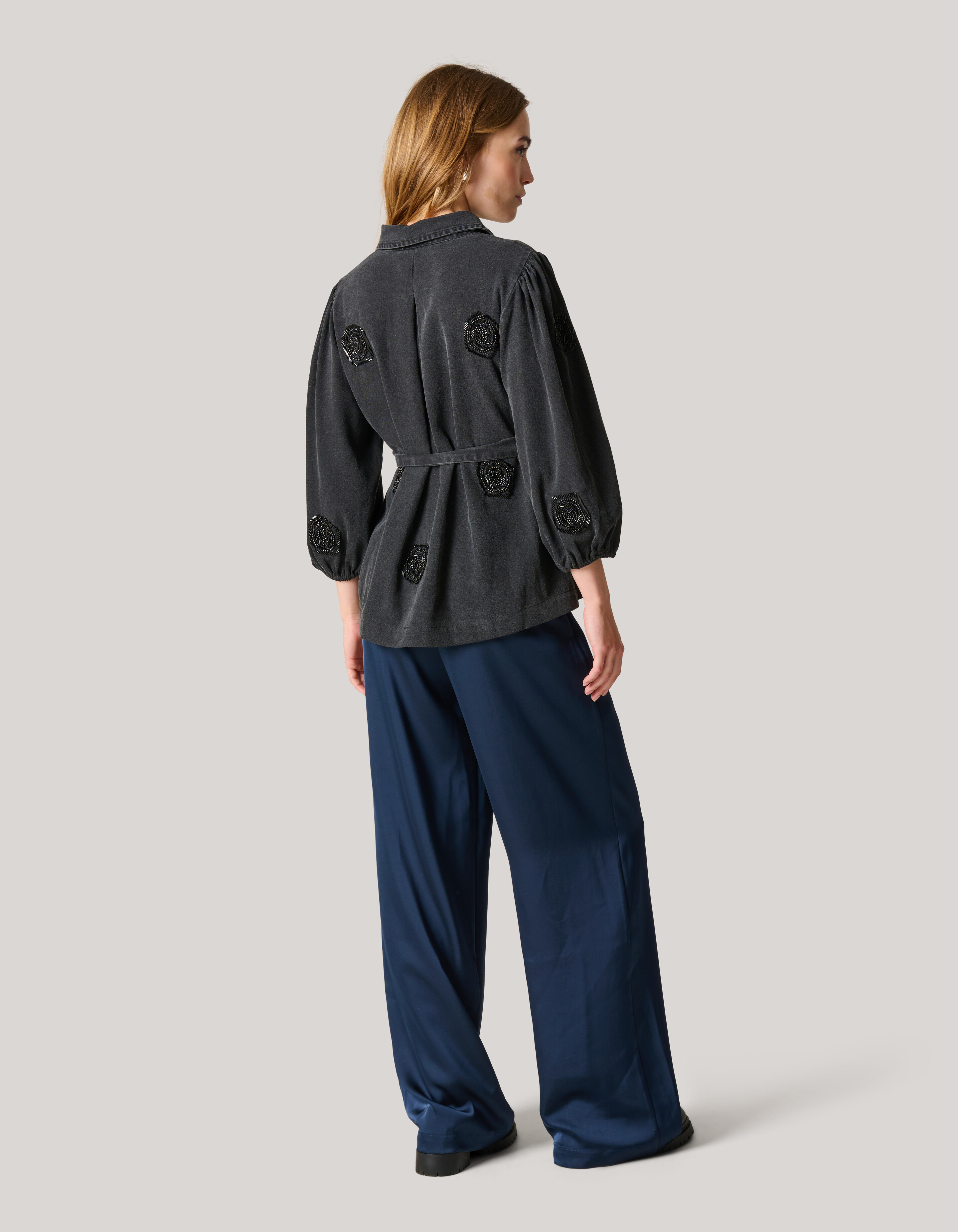 Beaded Flower Blouse Donkergrijs SHOEBY WOMEN