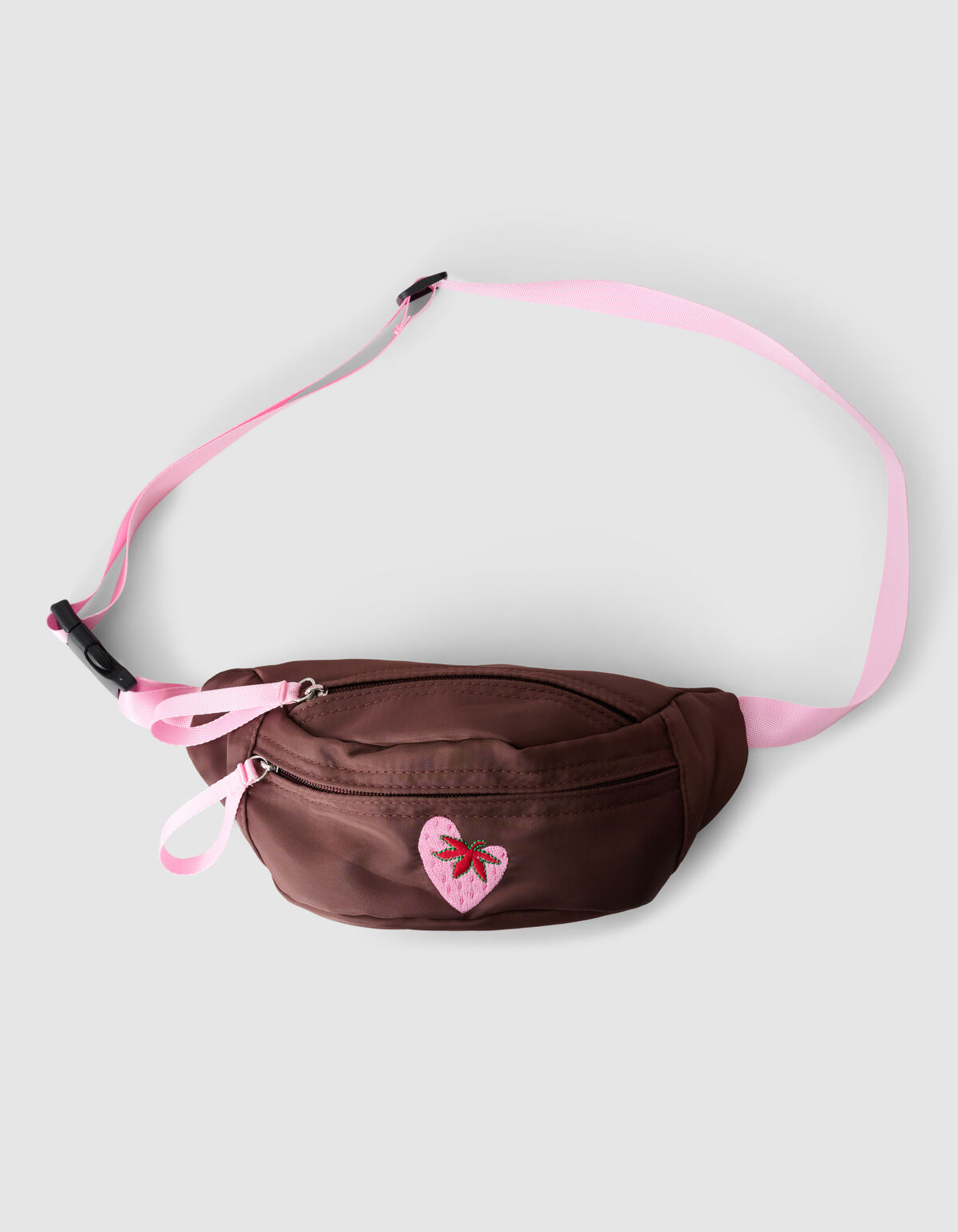 Strawberry Embroidery Crossbody Tas Bruin SHOEBY ACCESSOIRES
