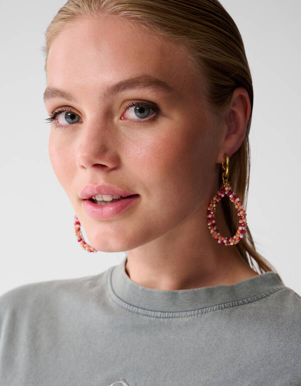 Beaded Hoop Oorbellen Donkerrood SHOEBY ACCESSOIRES