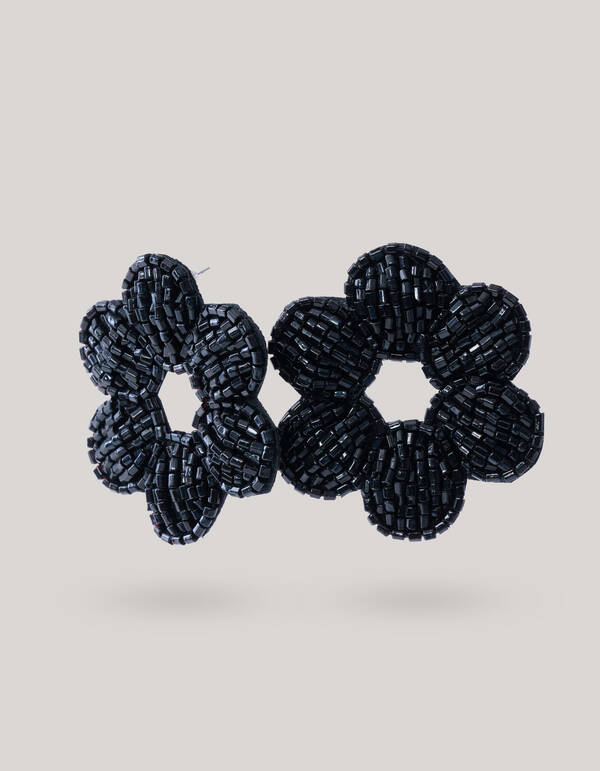 Beaded Bloem Oorbellen Zwart SHOEBY ACCESSOIRES