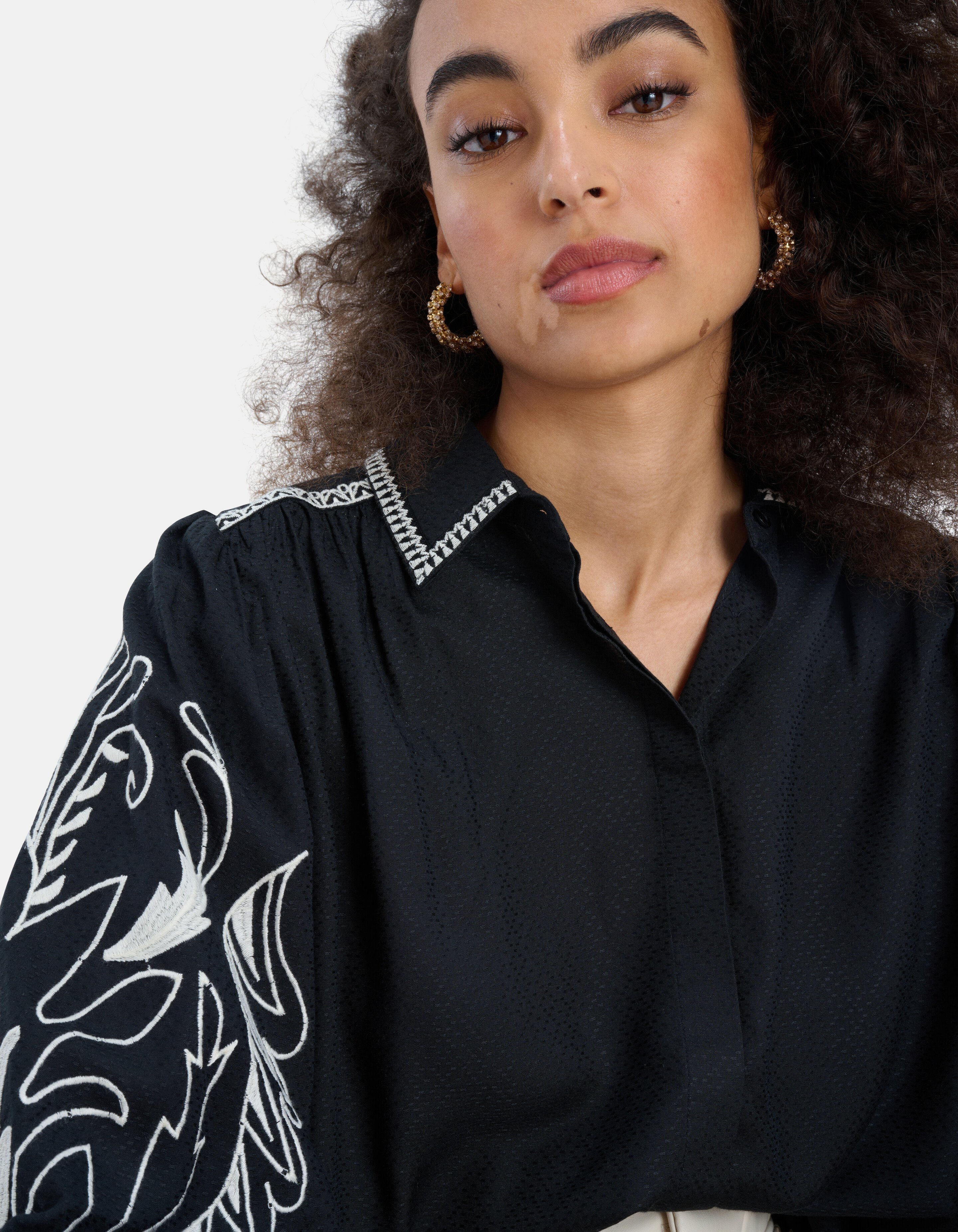 Dobbie Embroidery Blouse EKSEPT