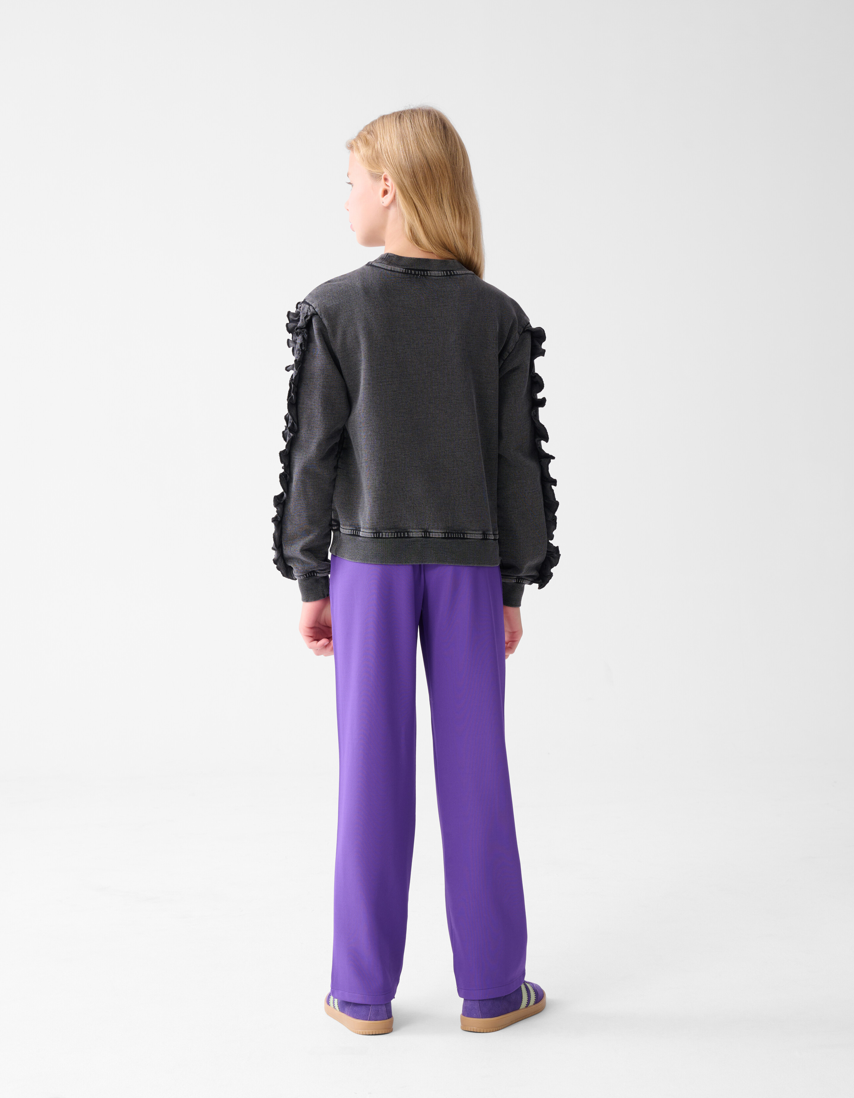 Ruffle Embroidery Sweater Donkergrijs SHOEBY GIRLS