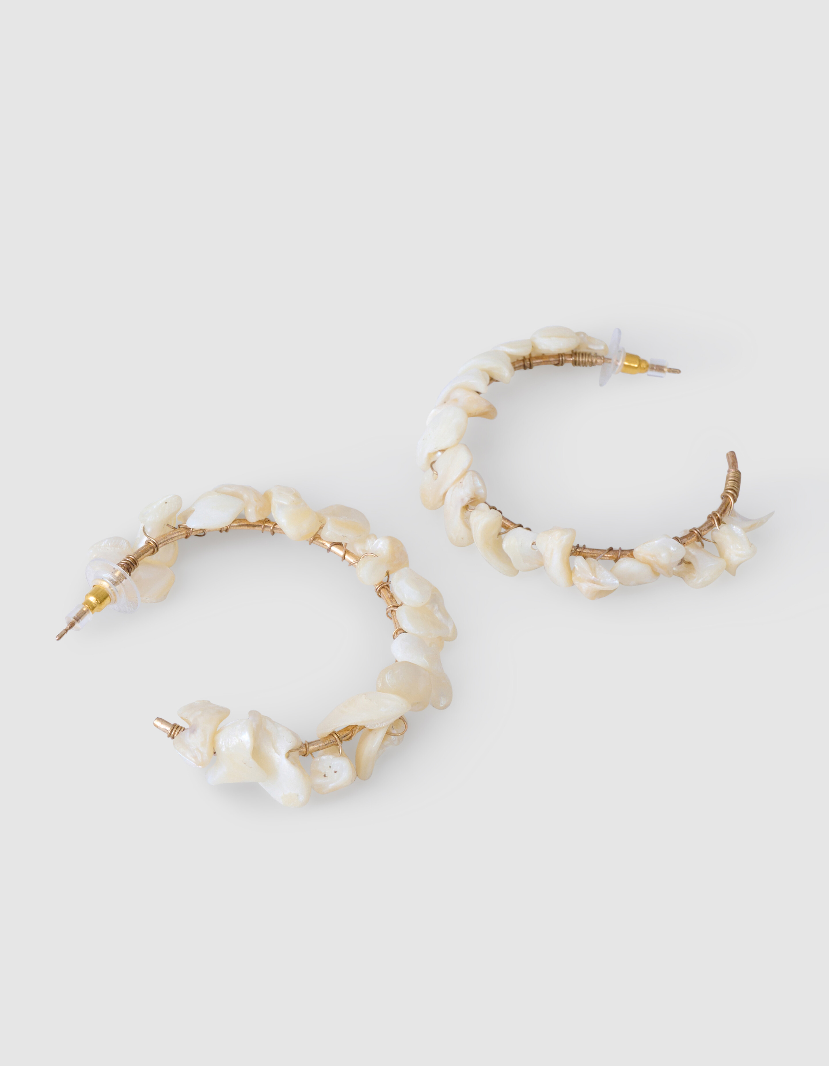 Schelp Hoop Oorbellen Gebroken Wit SHOEBY ACCESSOIRES